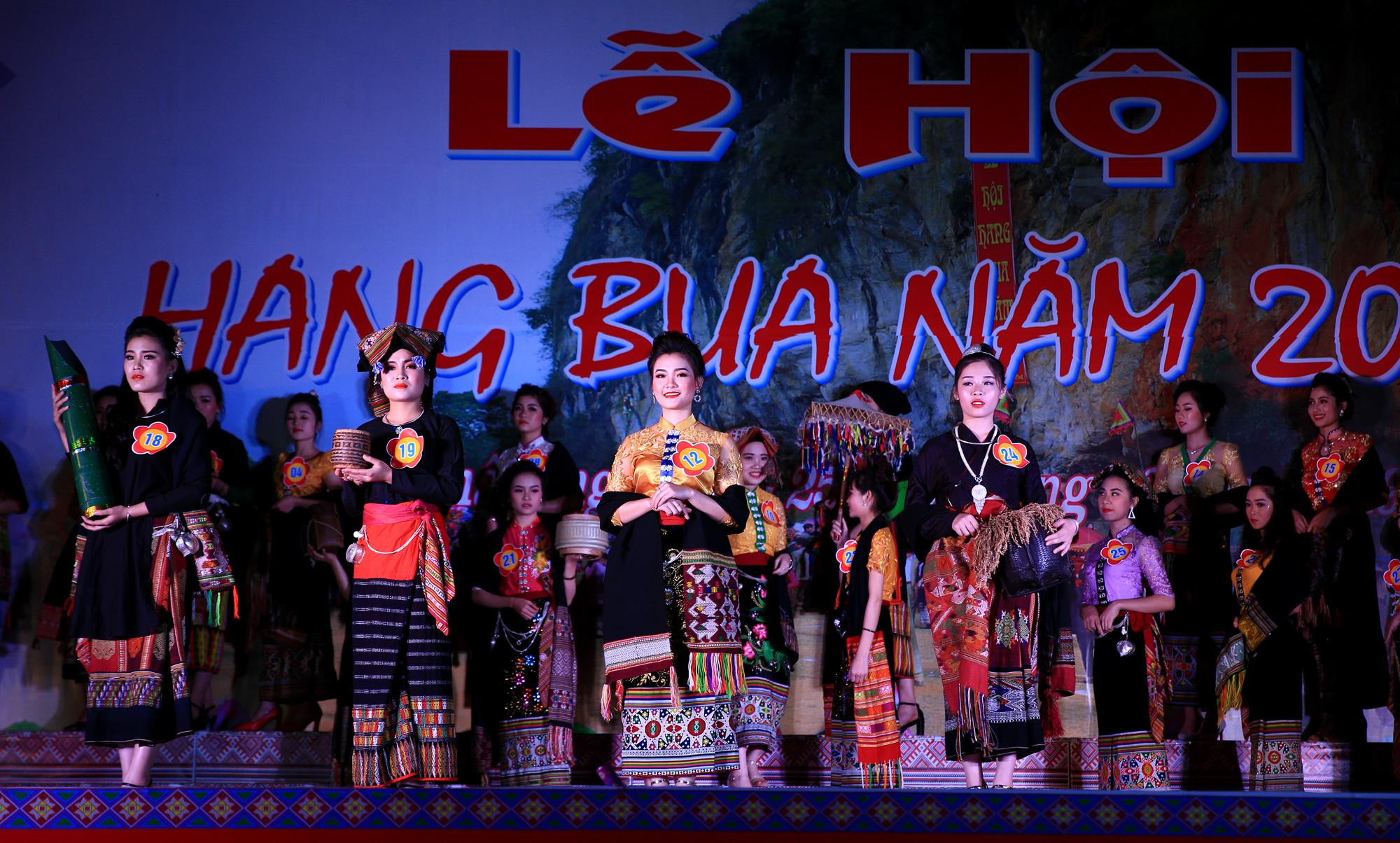 Trình diễn trang phục dân tộc là phần thứ hai của đêm thi người đẹp trong đó trang phục của cộng đồng người Thái huyện Quỳ châu đã xuất hiện nhiều lần nhất tại đêm thi 