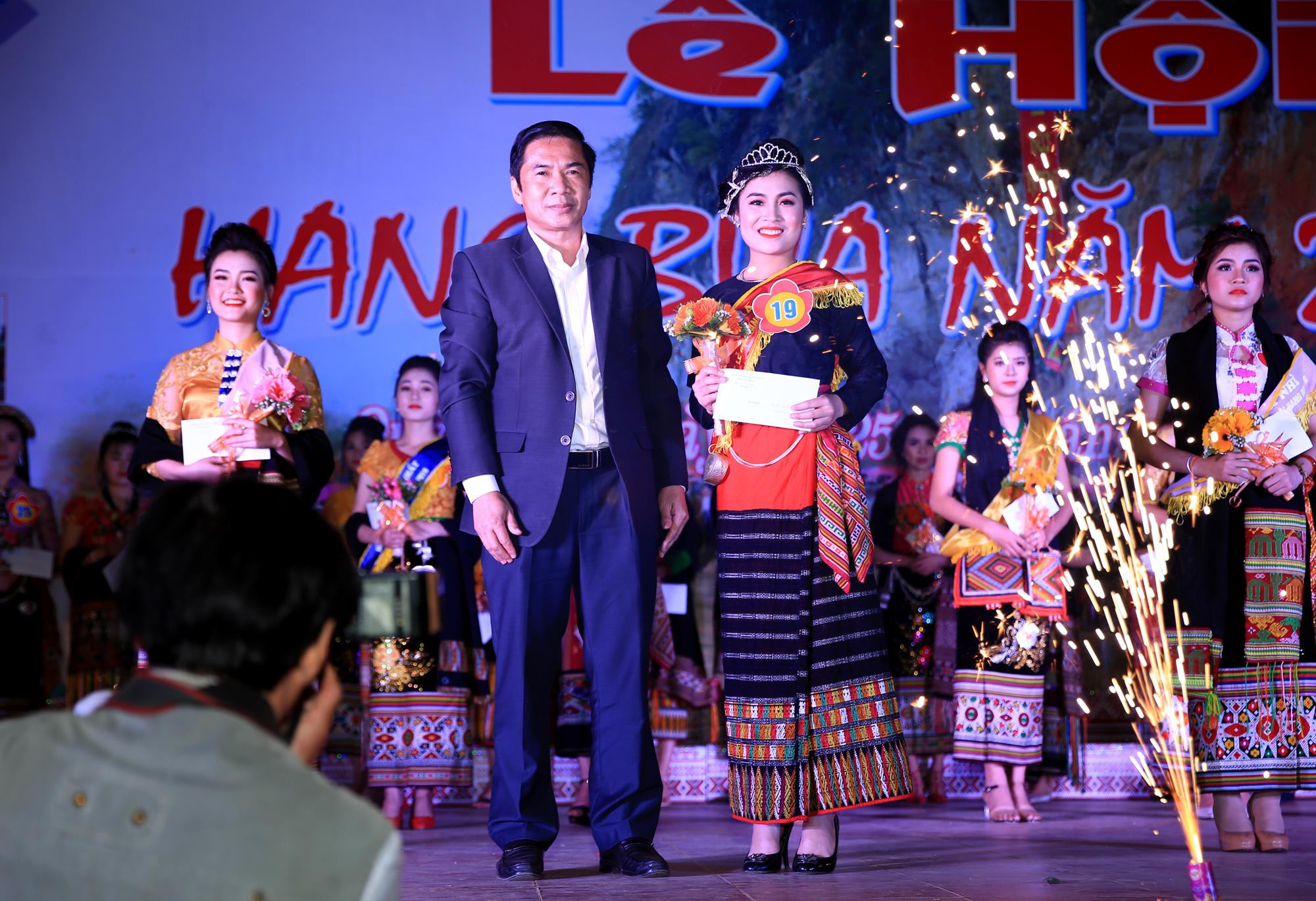 Ông Lang Văn Chiến trao giải nhất cho thí sinh sbd 19 - Lô Thị Mơ - Người đẹp hang Bua 2019 đại diện đến từ trường THPT Quỳ Châu.