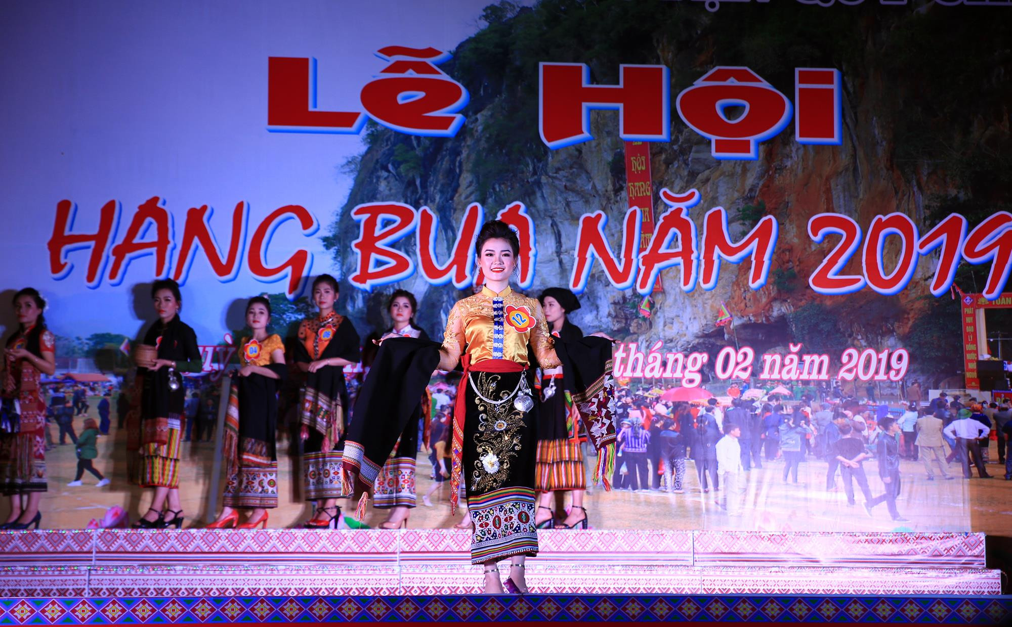 Phần trình diễn trang phục dân tộc của thí sinh mang SBD 12 Lữ Thùy Linh. Đại diện đến từ xã Châu Hội là thí sinh đạt giải nhì trong đêm thi người đẹp Hang Bua 2019. 