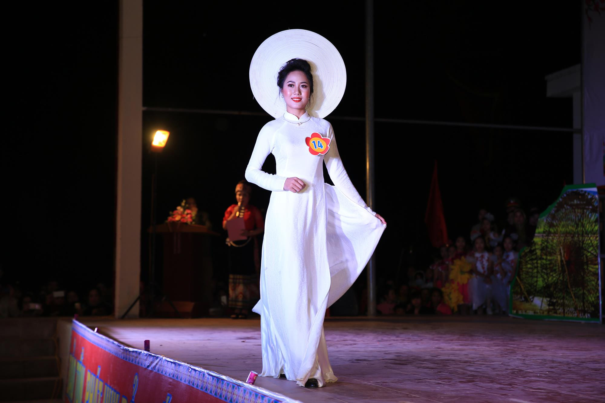 Màn trình diễn trang phục tự chọn của đại diện đến từ Thị trấn Tân Lạc. 