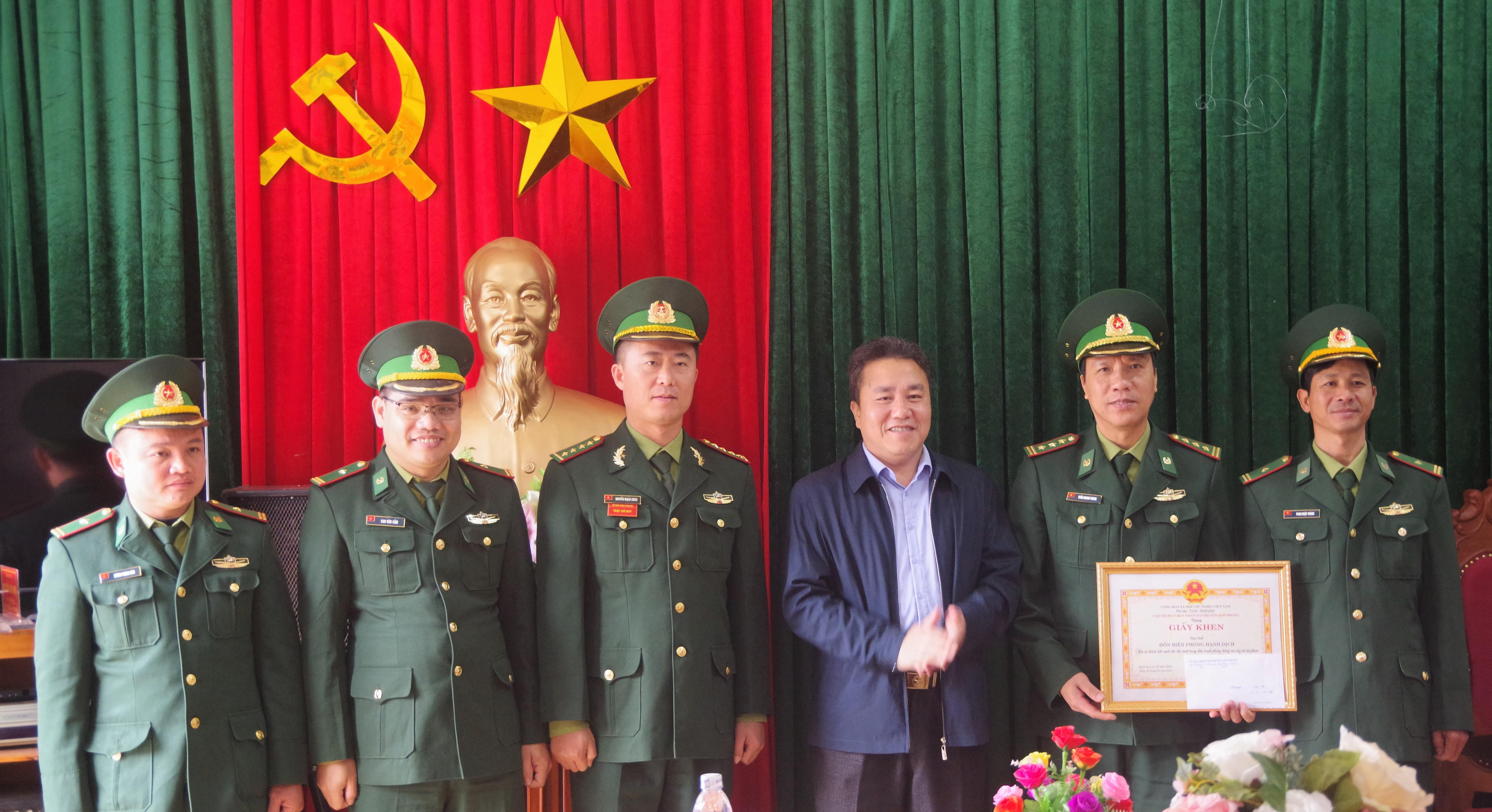Đồng chí Lê Văn Giáp, Chủ tịch UBND huyện Quế Phong trao thưởng nóng cho Đồn Biên phòng Hạnh Dịch. Ảnh: Lê Thạch