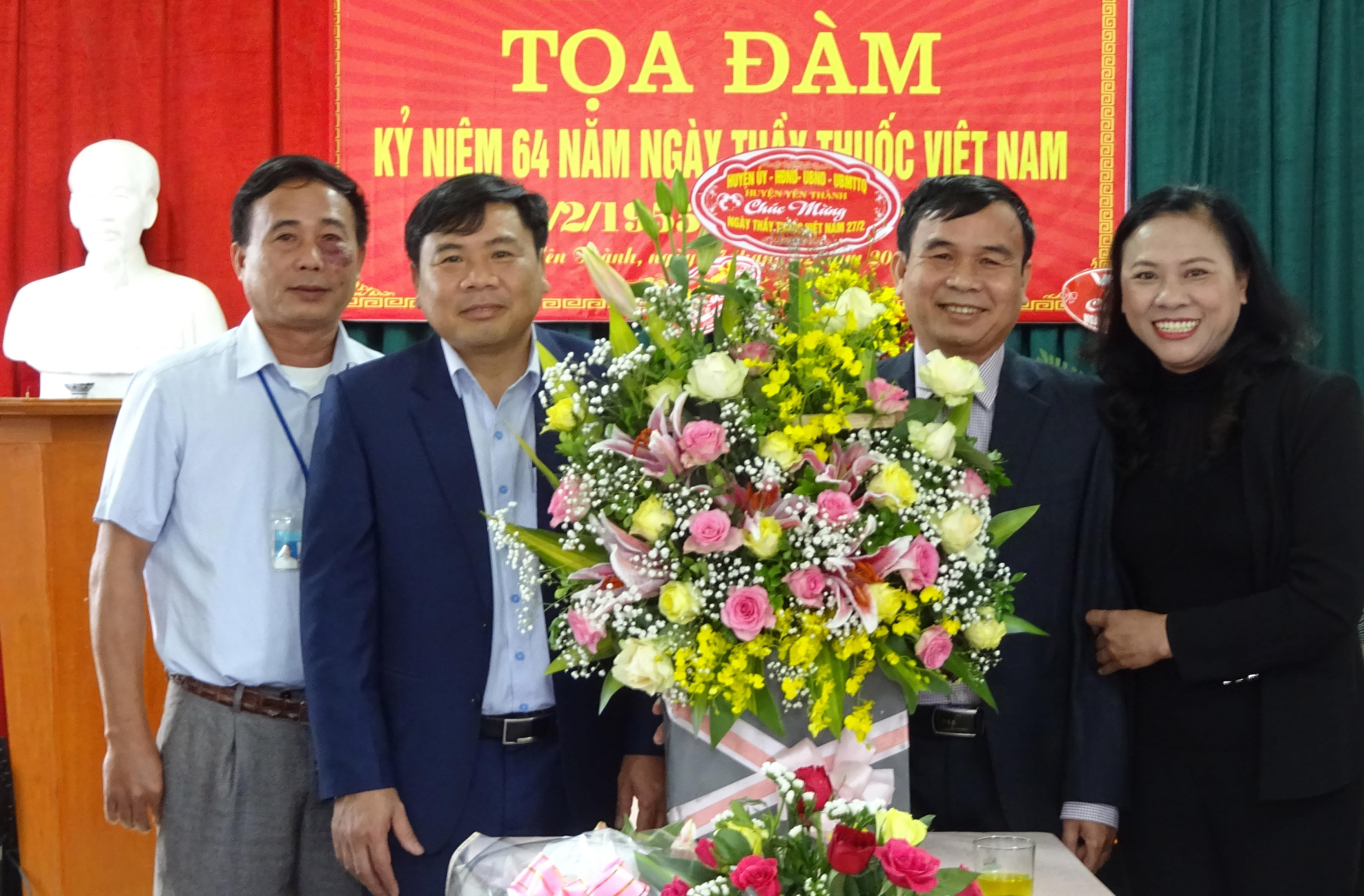Lãnh đạo huyện tặng hoa chúc mừng cán bộ y bác sĩ Trung tâm Y tế huyện Yên Thành. Ảnh: Thái Hồng