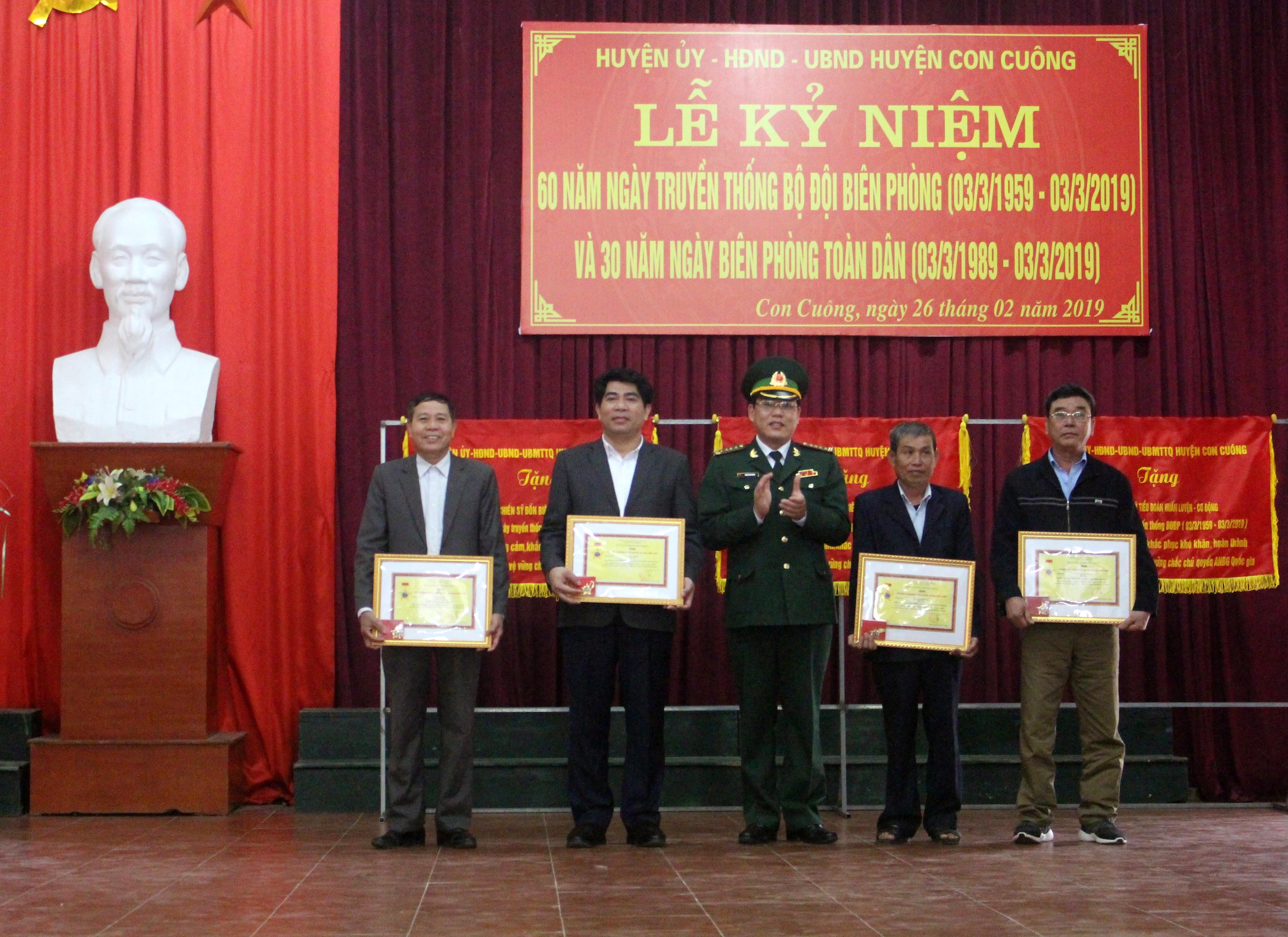 Trao Kỷ niệm chương Vì chủ quyền an ninh biên giới cho 4 cá nhân có thành tích xuất sắc. Ảnh: Thu Trang