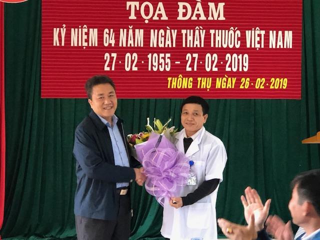 Lãnh đạo huyện Quế Phong tặng hoa chúc mừng ngày truyền thống ngành y. Ảnh: Vân Thanh