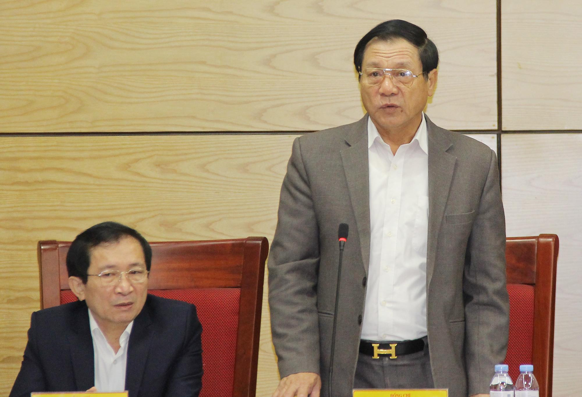 Phó Chủ tịch UBND tỉnh Lê Minh Thông báo cáo về thu - chi ngân sách và quyết toán ngân sách năm 2017 và 2018. Ảnh: Thành Cường