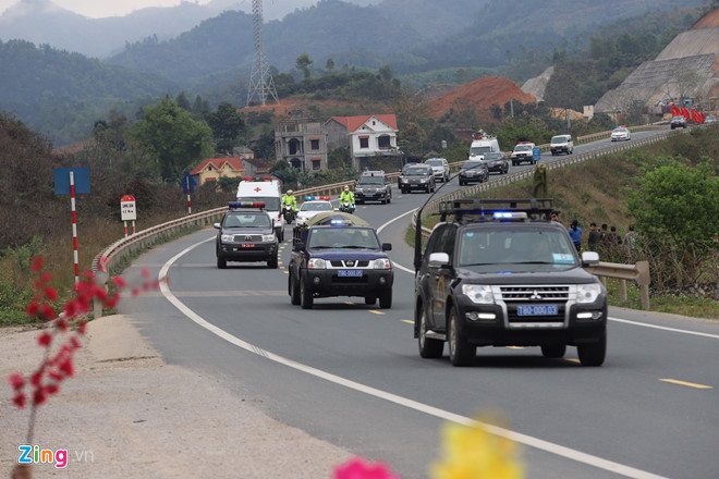 Doan xe ong Kim Jong Un vua qua ai Chi Lang, dang tren duong ve Ha Noi hinh anh 2