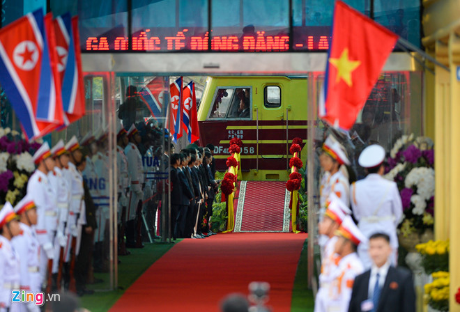 Doan xe ong Kim Jong Un vua qua ai Chi Lang, dang tren duong ve Ha Noi hinh anh 4