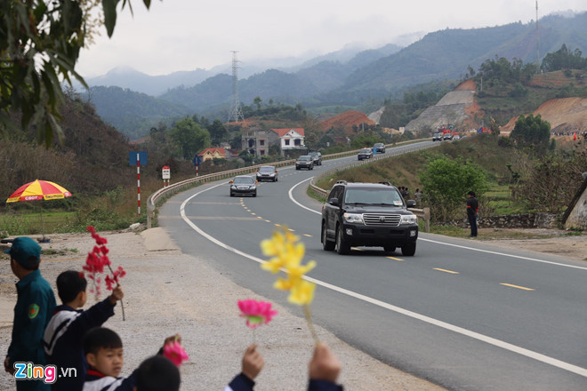 Doan xe ong Kim Jong Un vua qua ai Chi Lang, dang tren duong ve Ha Noi hinh anh 3