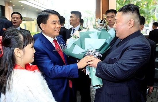 Chủ tịch UBND TP Hà Nội Nguyễn Đức Chung đón , tặng hoa chào mừng Chủ tịch Triều Tiên Kim Jong-un, tại khách sạn Melia. Ảnh: Nhật Bắc/baochinhphu.vn