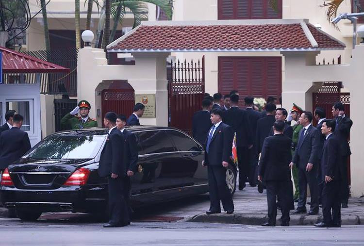 Xe chở Chủ tịch Kim Jong-un dừng trước cổng Đại sứ quán Triều Tiên. Ảnh: Phạm Dự