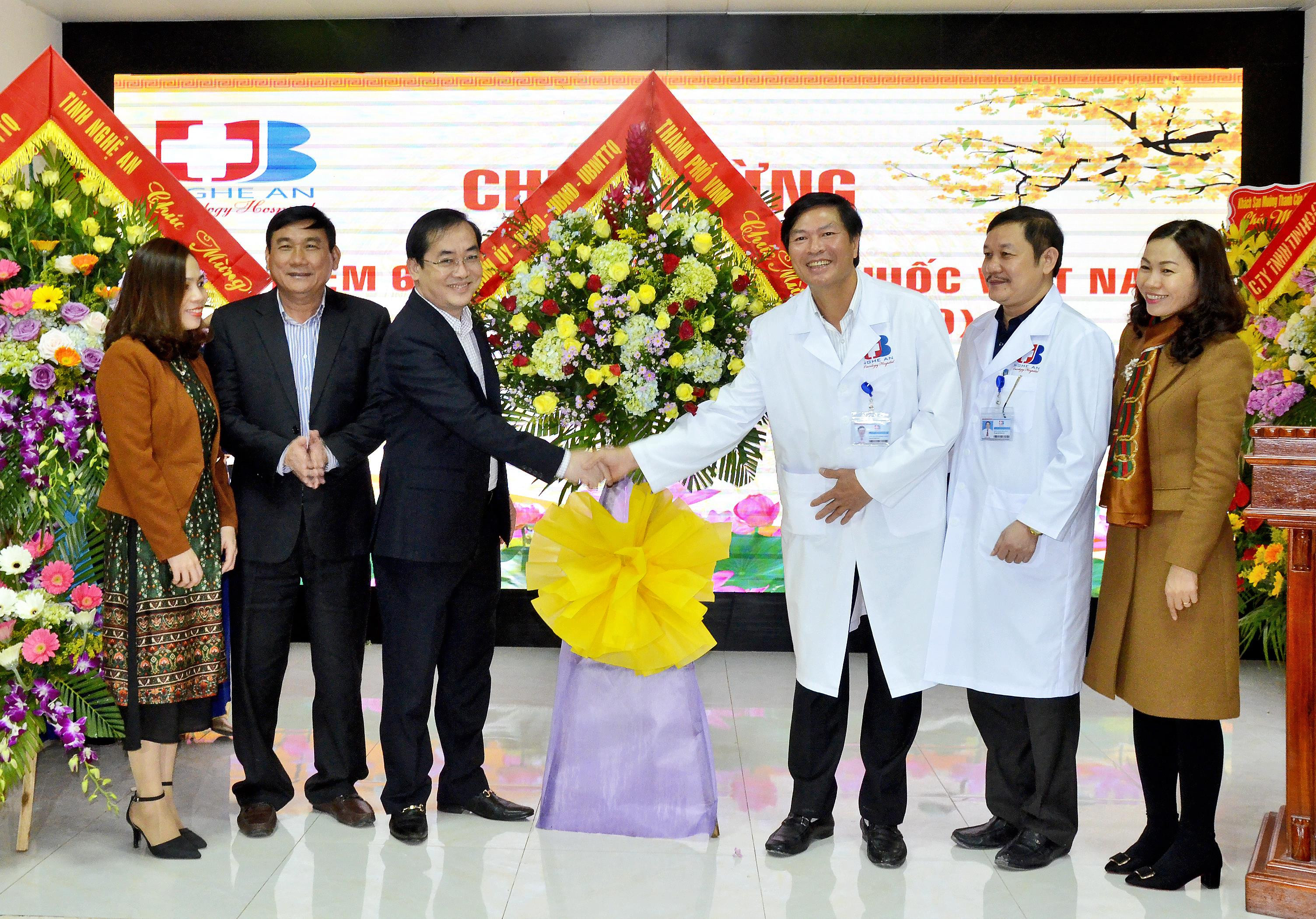 Dịp này Thành ủy, UBND TP Vinh đến tặng hoa chúc mừng Bệnh viện Ung bướu. Ảnh: Thanh Lê