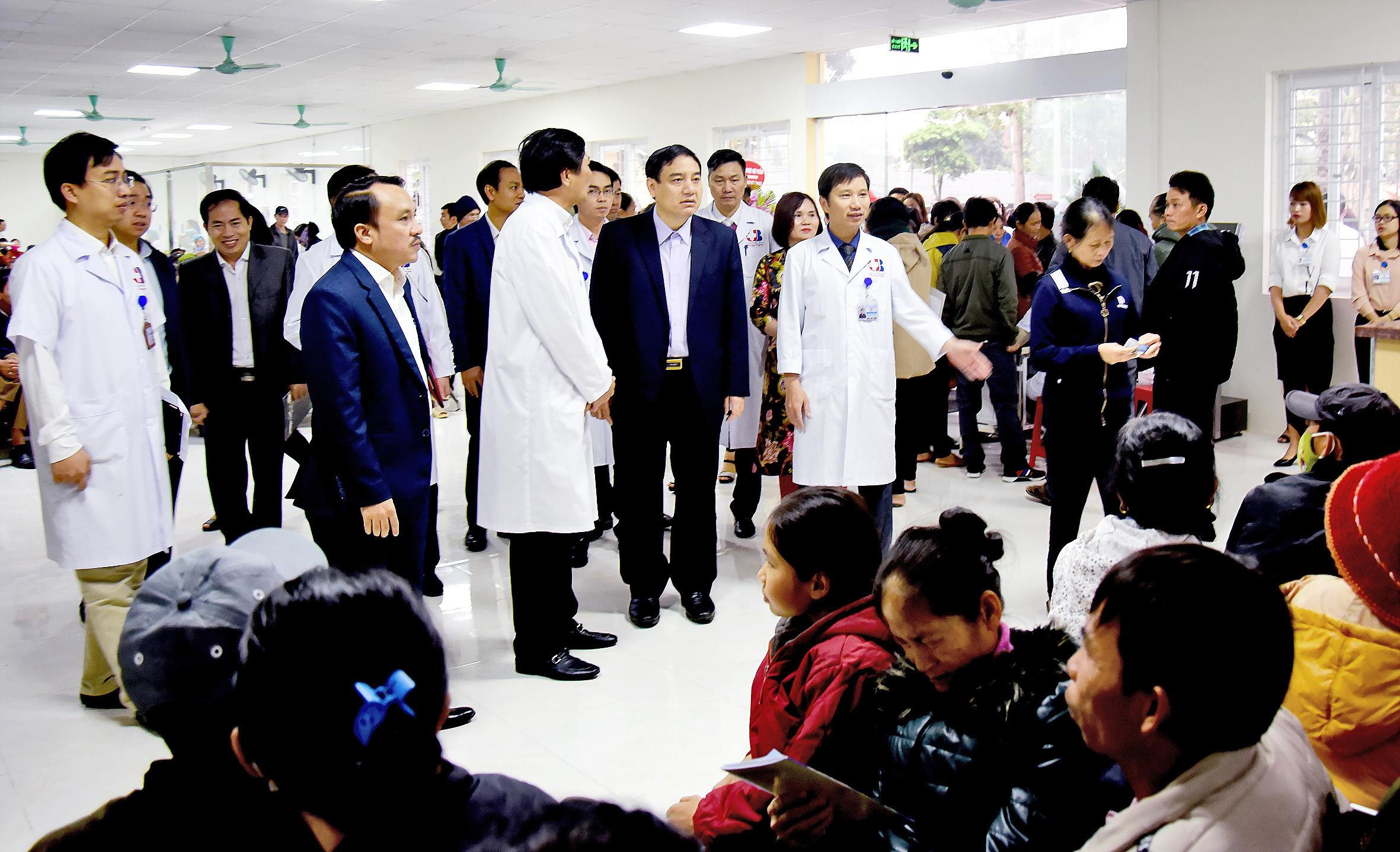 Bí thư Tỉnh ủy thăm phòng khám bệnh của Bệnh viện Ung bướu Nghệ An. Ảnh: Thanh Lê