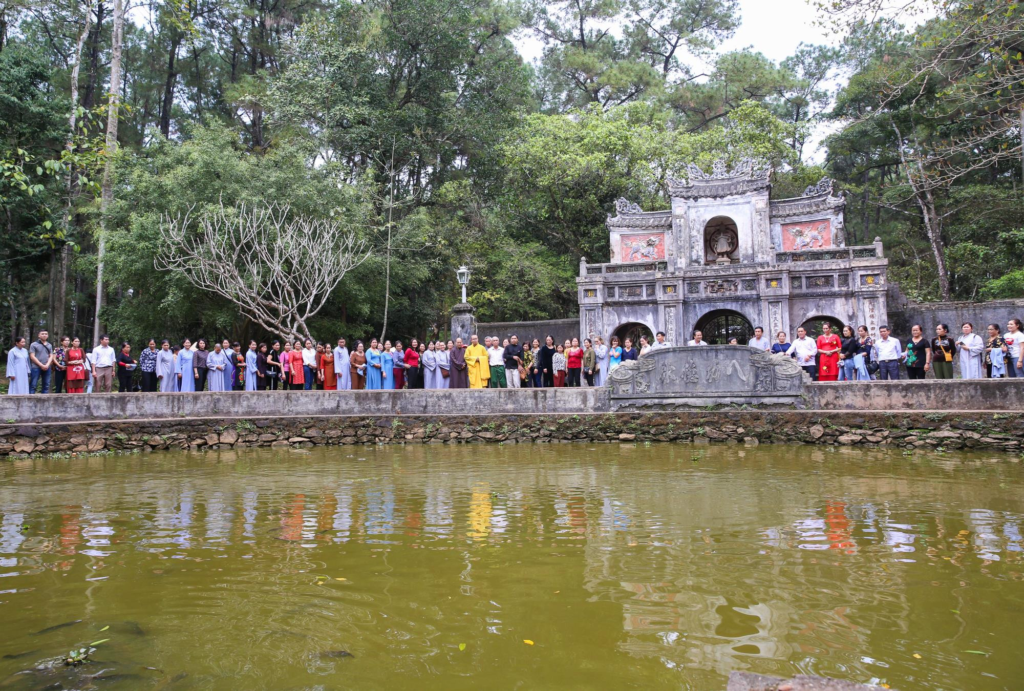Chùa Từ Hiếu  ở thôn Dương Xuân Thượng III, phường Thủy Xuân, thành phố Huế, tỉnh Thừa Thiên-Huế, là một trong những ngôi cổ tự lớn và là một danh lam có tính văn hóa và lịch sử của cố đô Huế.