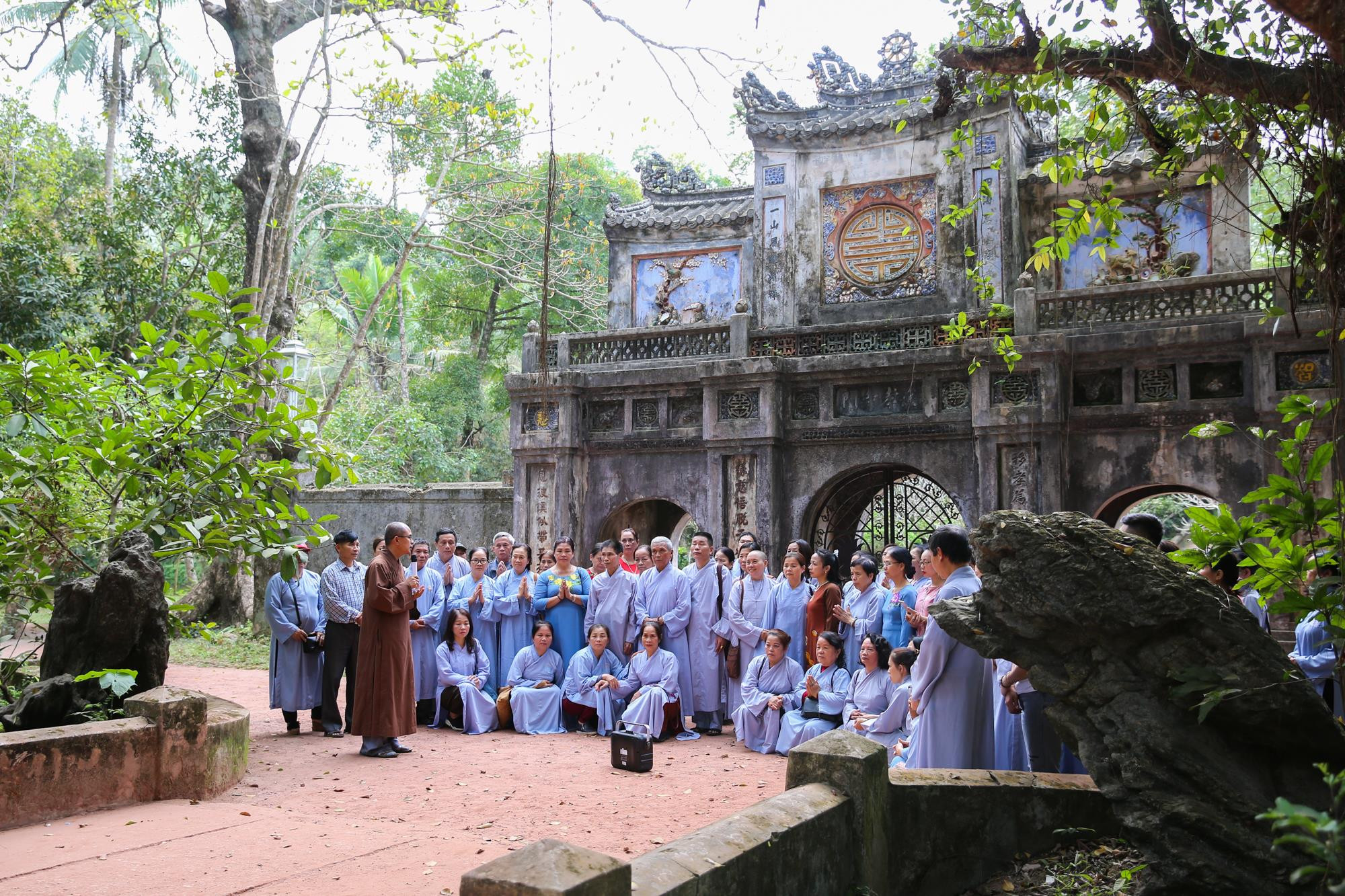 Hơn 100 phật tử đã hành hương từ TP Vinh và các địa bàn lân cận để được về chùa Từ Hiếu mong được đảnh lễ sư thầy Thích Nhất Hạnh, nhà lãnh đạo Phật giáo có ảnh hưởng lớn thứ hai ở phương Tây, chỉ sau Đạt Lai Lạt Ma.  