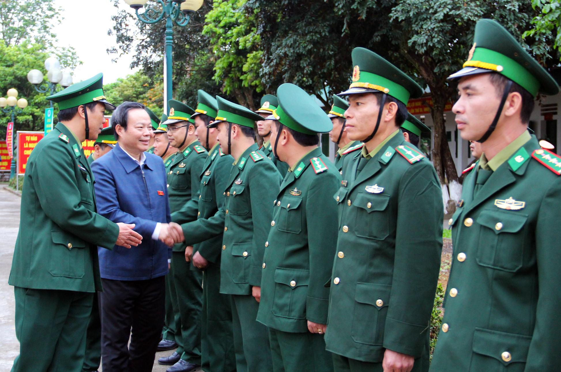 Đồng chí Phùng Quốc Hiển thăm Đồn biên phòng Hạnh Dịch (Quế Phong)