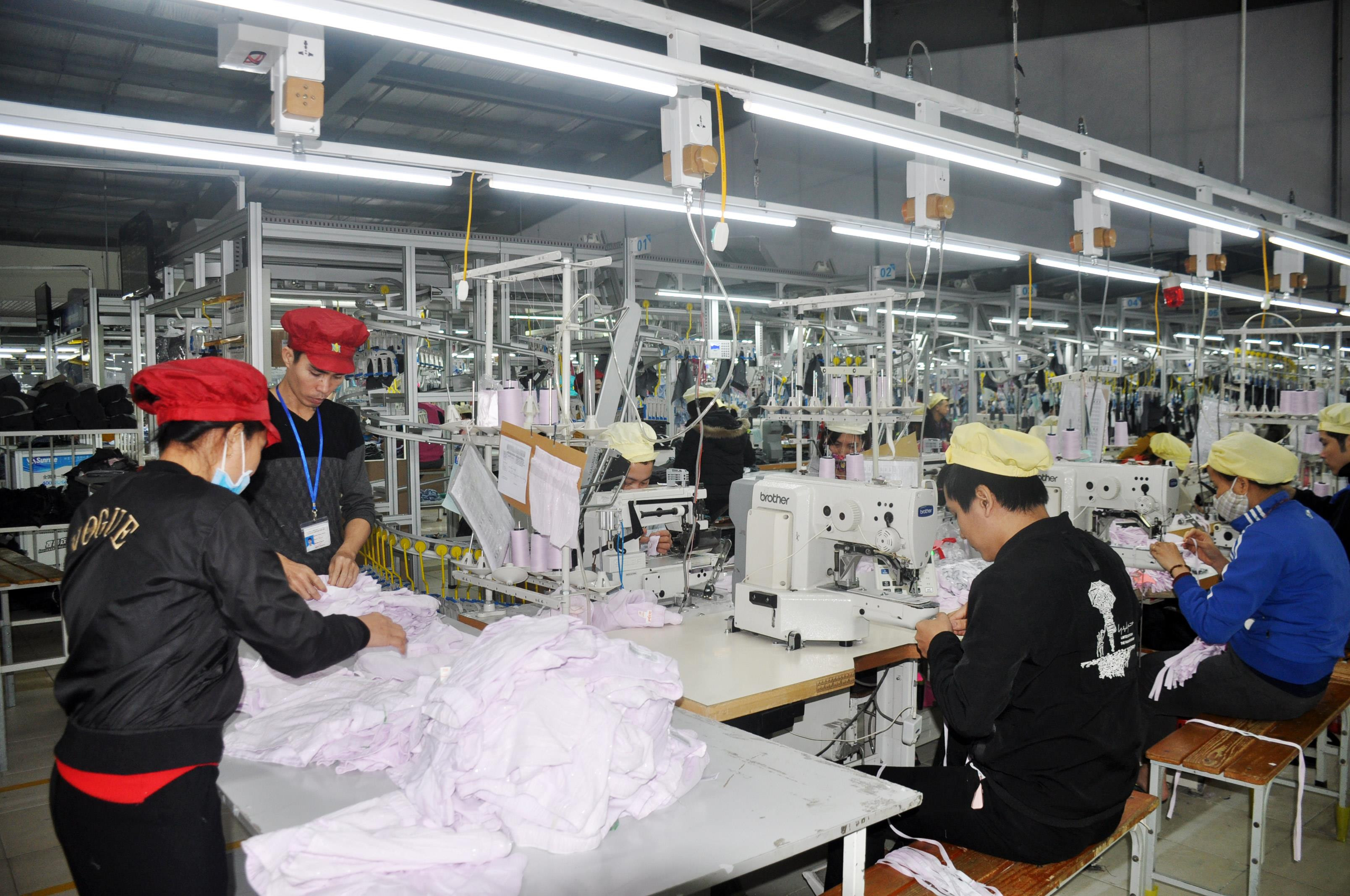 Với nhiều chính sách đảm bảo đời sống công nhân lao động, nhiều nhà máy may duy trì sản xuất ổn định sau tết. Ảnh: Thu Huyền