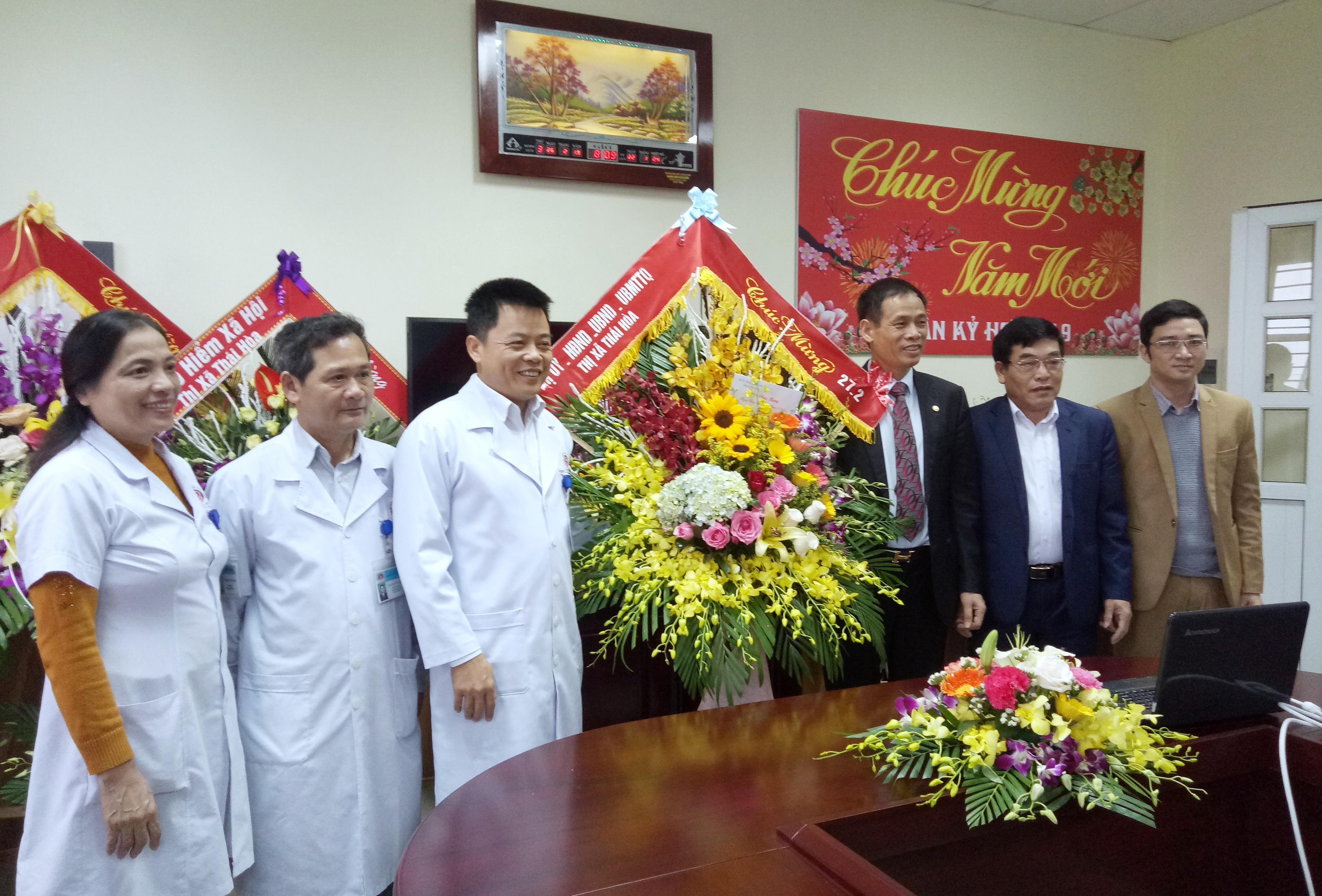 Lãnh đạo thị xã Thái Hòa tặng hoa chúc mừng Bệnh viện đa khoa khu vực Tây Bắc Nghệ An.