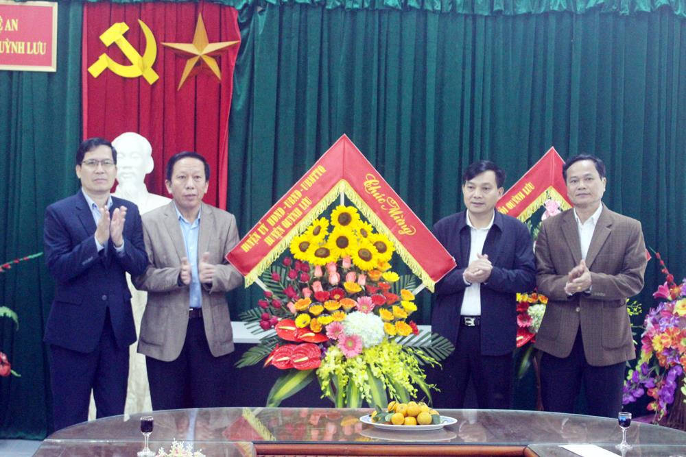 Đoàn lãnh đạo Quỳnh Lưu chúc mừng cơ sở y tế trên địa bàn. Ảnh: Thanh Toàn