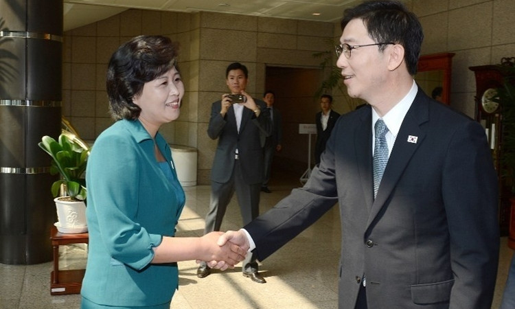 Kim Song-hye (trái)và quan chức Hàn Quốc trong cuộc họp tại Panmunjom năm 2013. Ảnh:Bộ Thống nhất Hàn Quốc.