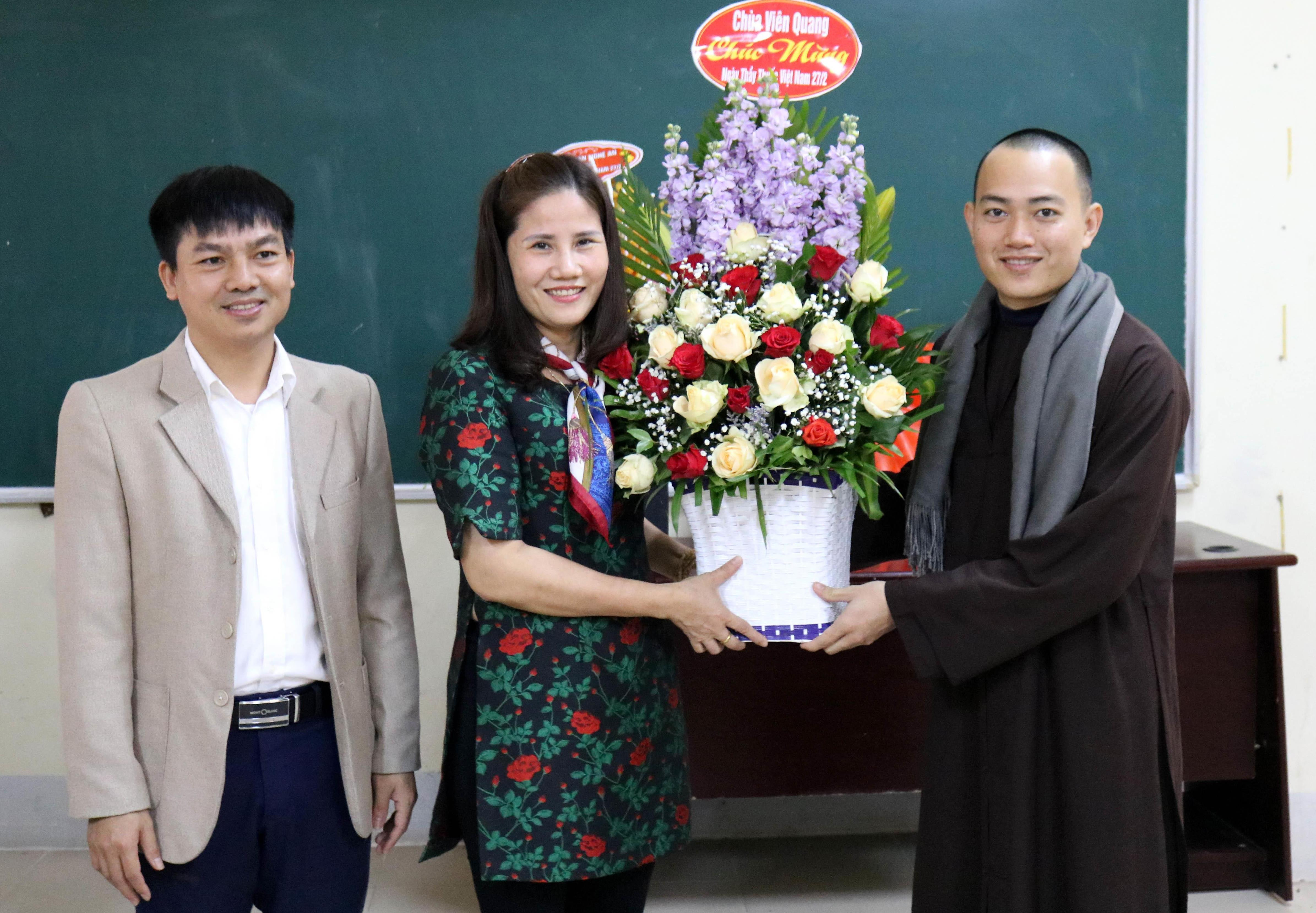 Sư thầy chùa Viên Quang tặng hoa chúc mừng thầy cô Trường Trung cấp Y khoa miền Trung.