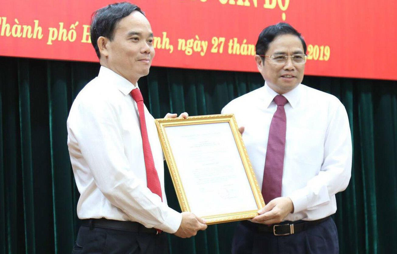 Trưởng Ban Tổ chức Trung ương Phạm Minh Chính trao quyết định cho ông Trần Lưu Quang