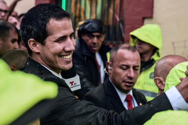 Ông Guaido gặp những người ủng hộ tại Bogota, Colombia vào ngày 25.2 /// AFP