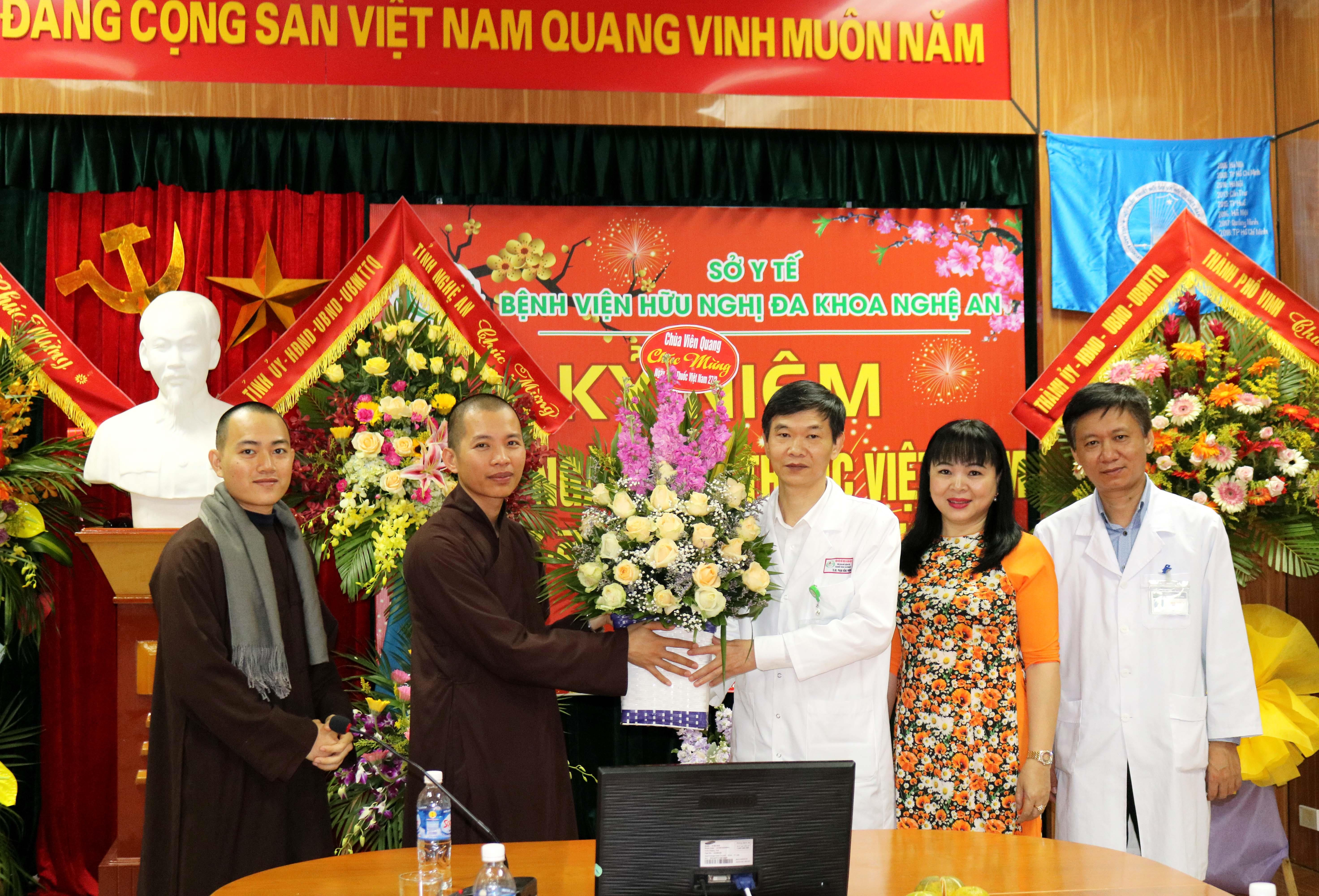 Sư thầy chùa Viên Quang tặng hoa chúc mừng cán bộ, y, bác sĩ bệnh viện Hữu nghị đa khoa Nghệ An