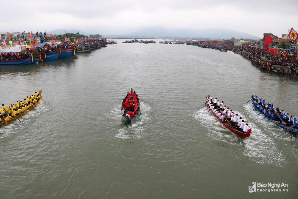 Hội đua thuyền trên sông Mai Giang (TX Hoàng Mai - Nghệ An). Ảnh tư liệu