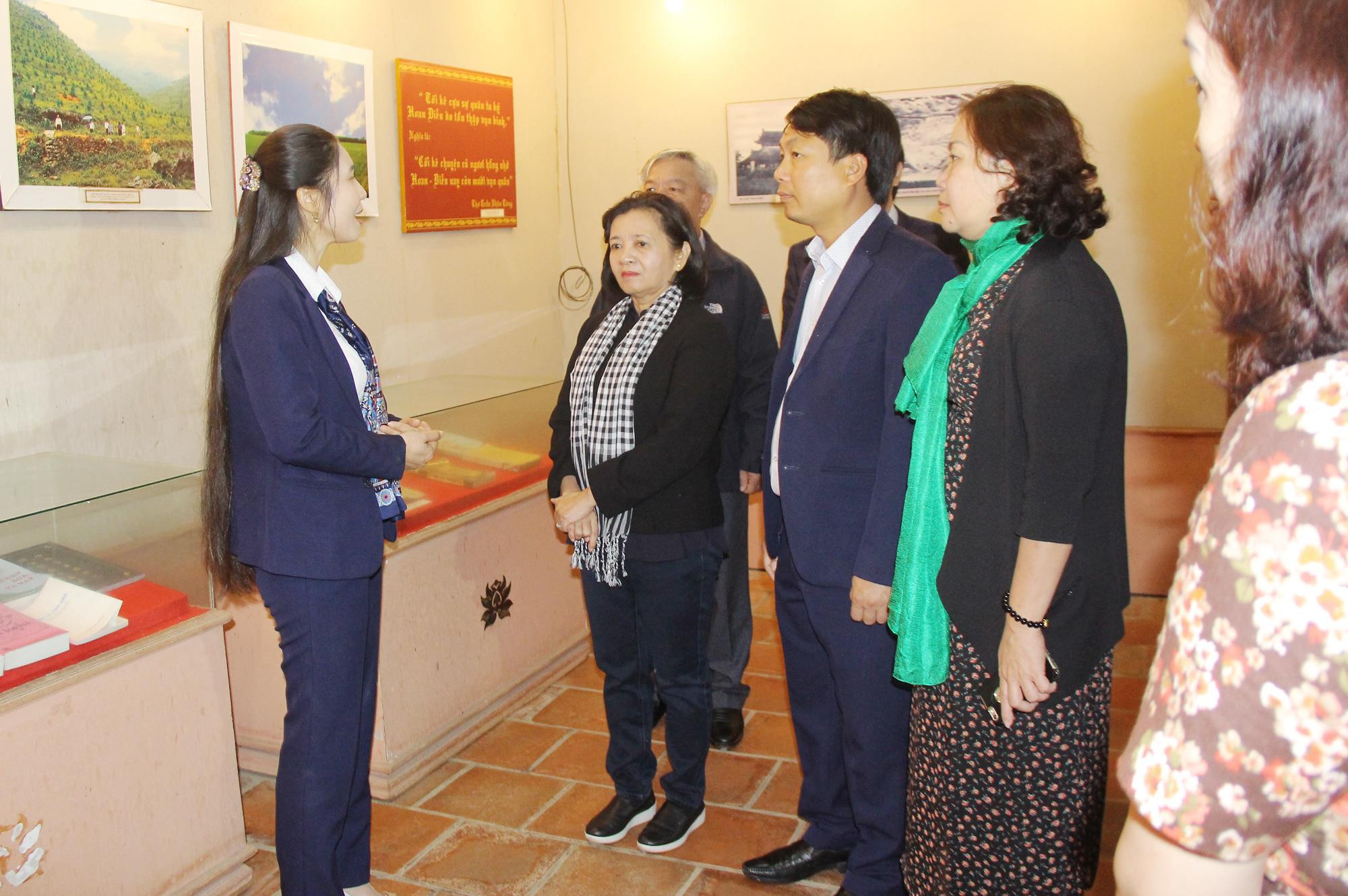 Đoàn tham gia nhà trưng bày di vật, tài liệu về thân thế, cuộc đời, sự nghiệp Chủ tịch Hồ Chí Minh tại Khu di tích Kim Liên. Ảnh: Mai Hoa