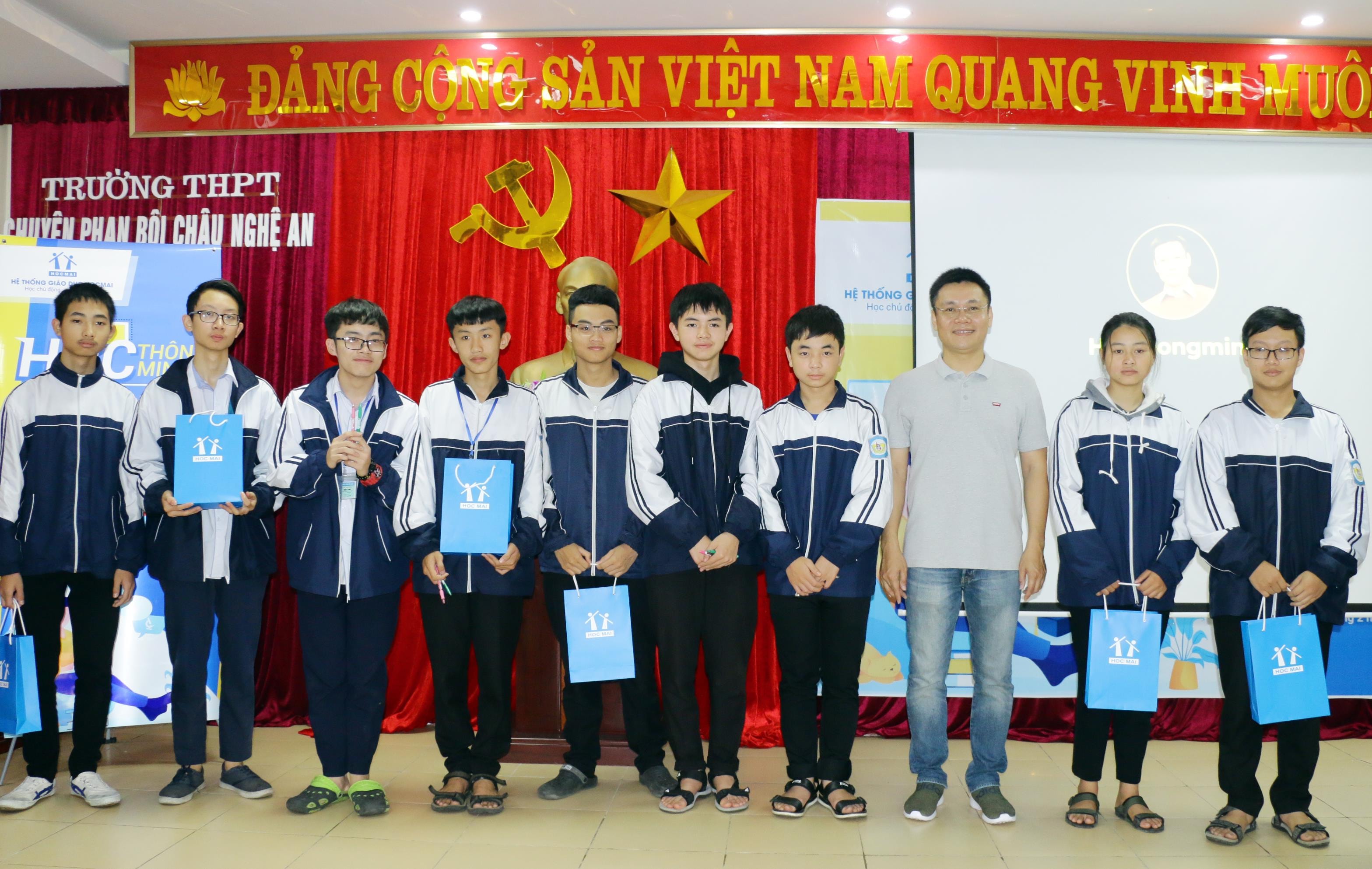 Trung tâm Hoc mai trao quà và tặng 10 suất học bổng cho học sinh Trường THPT chuyên Phan Bội Châu. Ảnh: Mỹ Hà