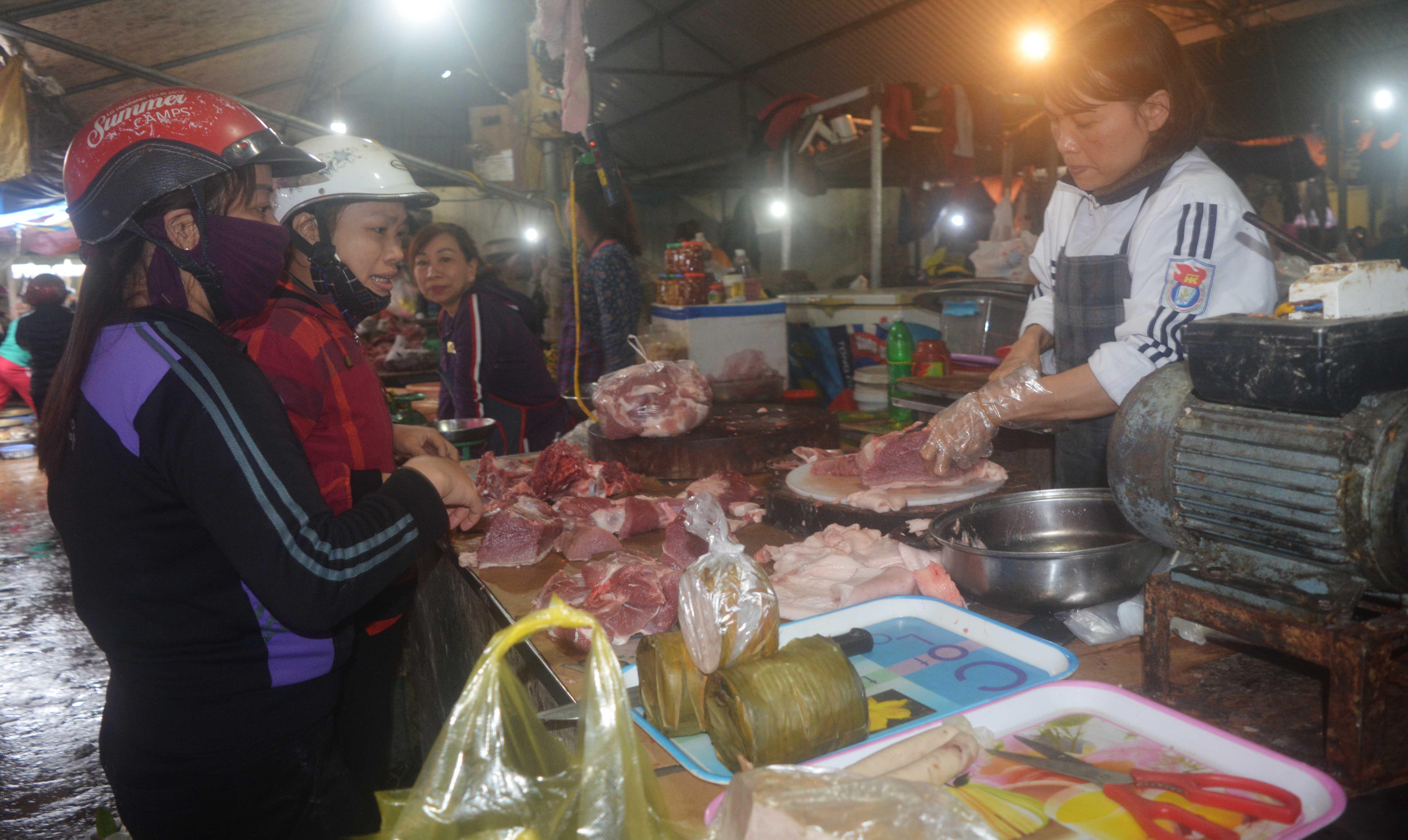 Nhờ nắm rõ thông tin dịch tả lợn châu Phi không lây lan sang người nên các bà nội trợ vẫn lựa chọn thịt lợn trong thực đơn bữa ăn hàng ngày. Ảnh: Thanh Phúc