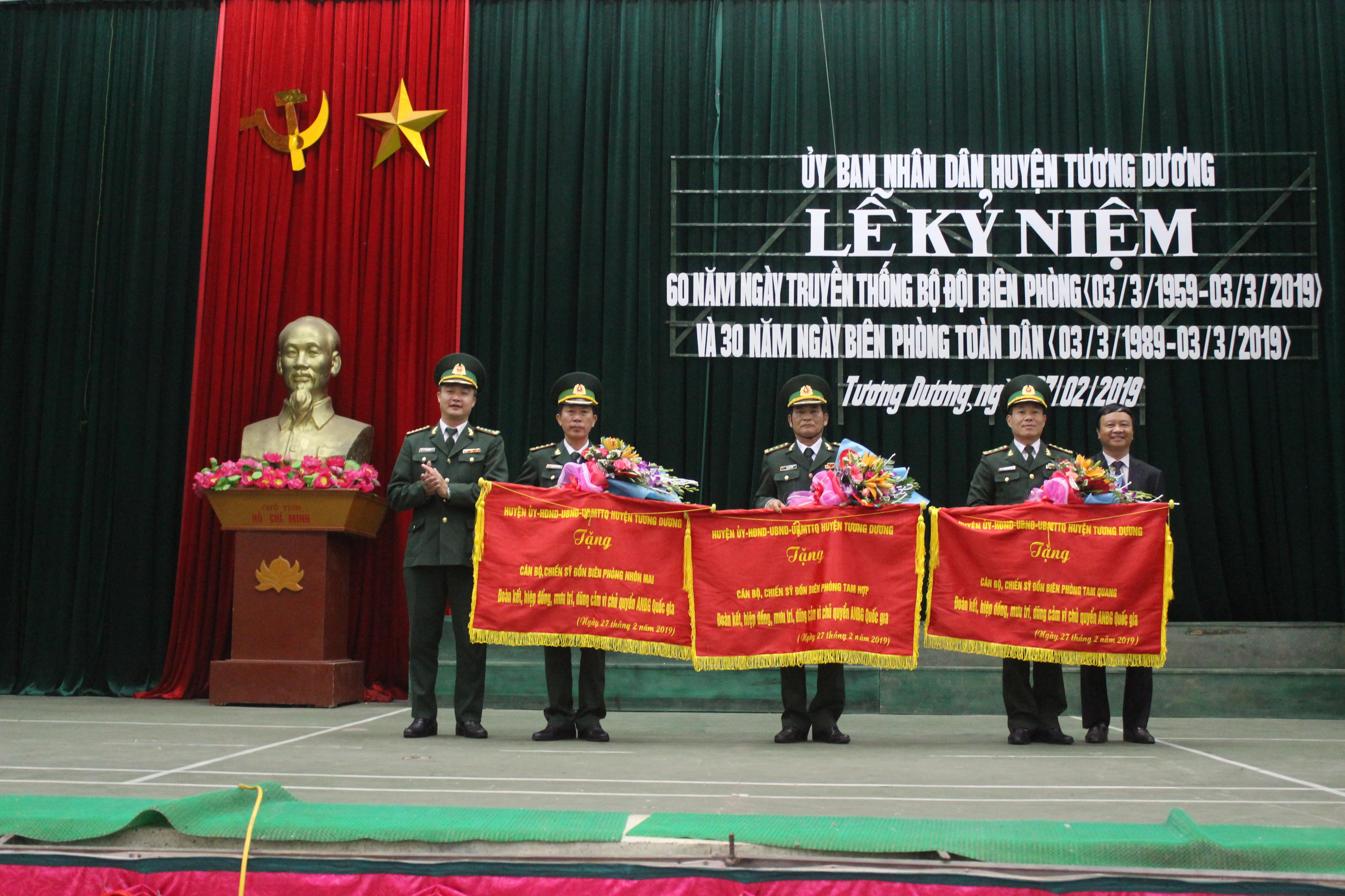 3 Đồn biên phòng là Tam Hợp, Tam Quang Và Nhôn Mai vinh dự được nhận bức trướng của Đảng bộ, UBND huyện Tương Dương trao tặng
