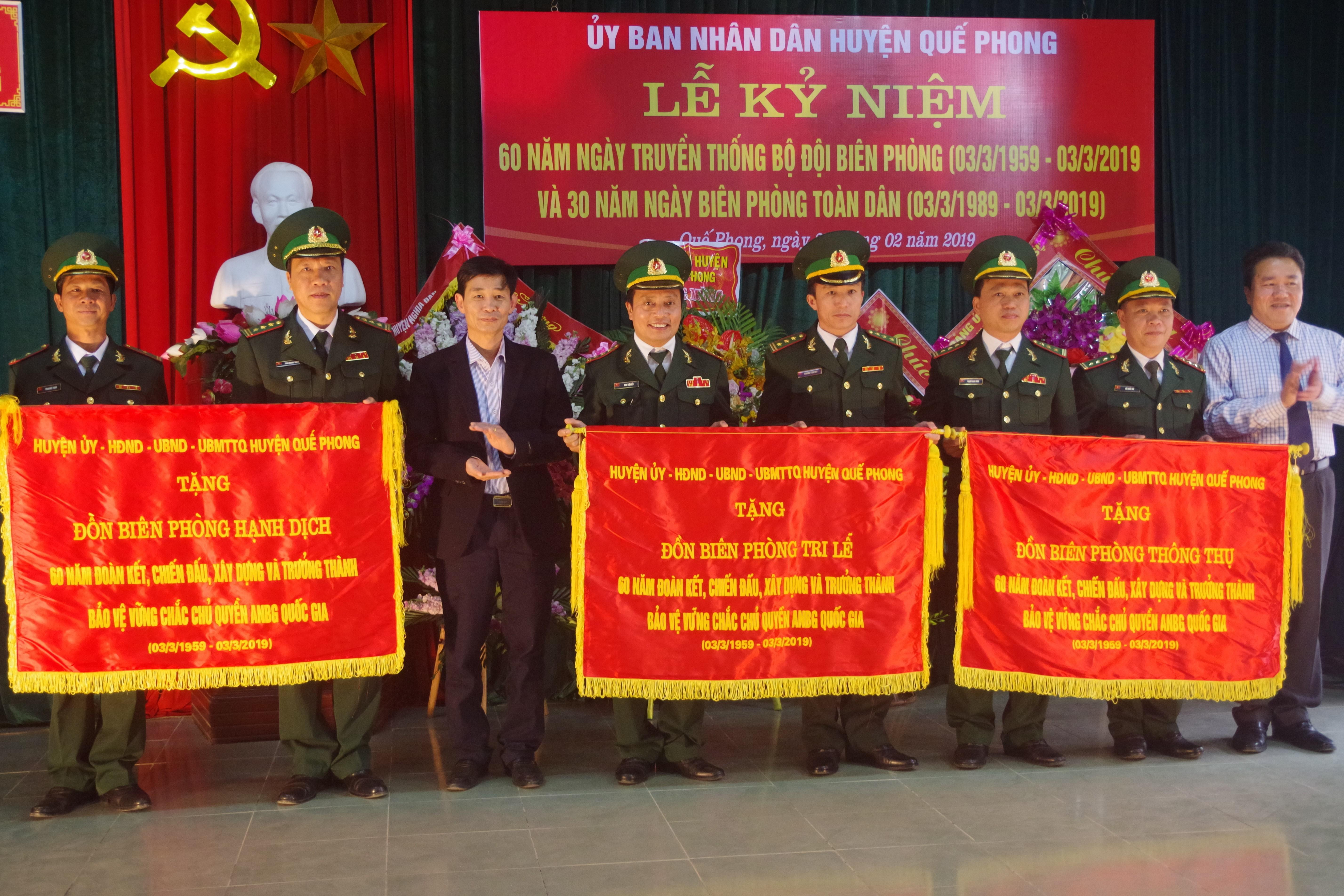 huyện Quế Phong tặng 3 Đồn Biên phòng bức trướng “60 năm xây dựng, chiến đấu và trưởng thành, bảo vệ vững chắc chủ quyền ANBG quốc gia”