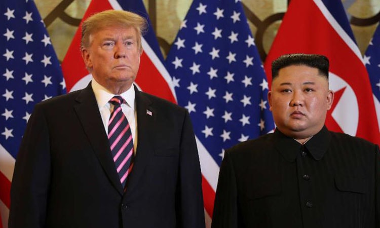 Tổng thống Mỹ Donald Trump (trái) và Chủ tịch Triều Tiên Kim Jong-un tại hội nghị thượng đỉnh Mỹ -Triều lần hai tại Hà Nội. Ảnh: CNN.