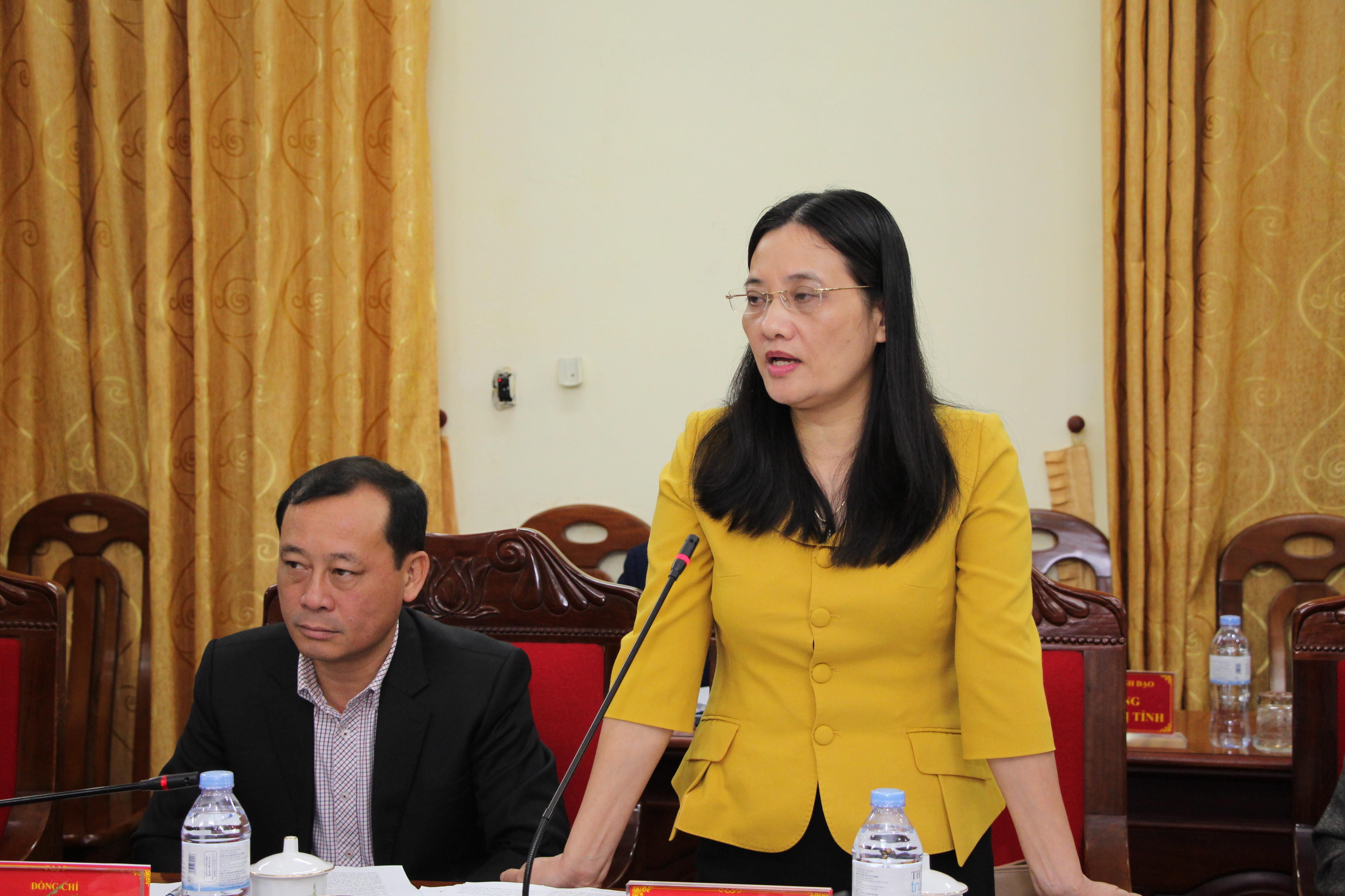 Đồng chí Cao Thị Hiền - Ủy viên BTV Tỉnh ủy, Phó Chủ tịch HĐND tỉnh phát biểu tại phiên họp. Ảnh: Đào Tuấn