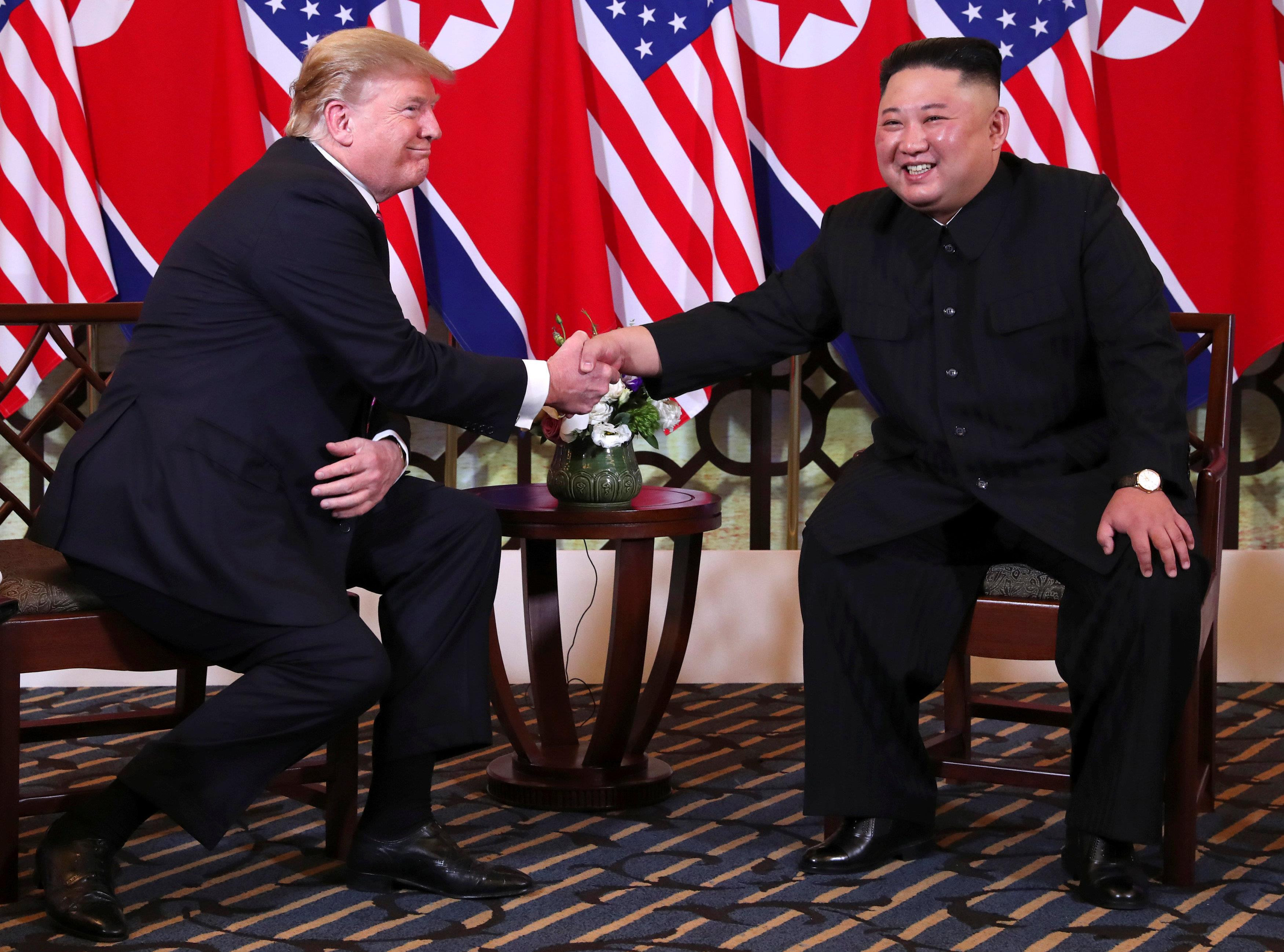 Cú bắt tay lịch sử ở Hà Nội của Tổng thống Mỹ Donald Trump và Chủ tịch Triều Tiên Kim Jong Un