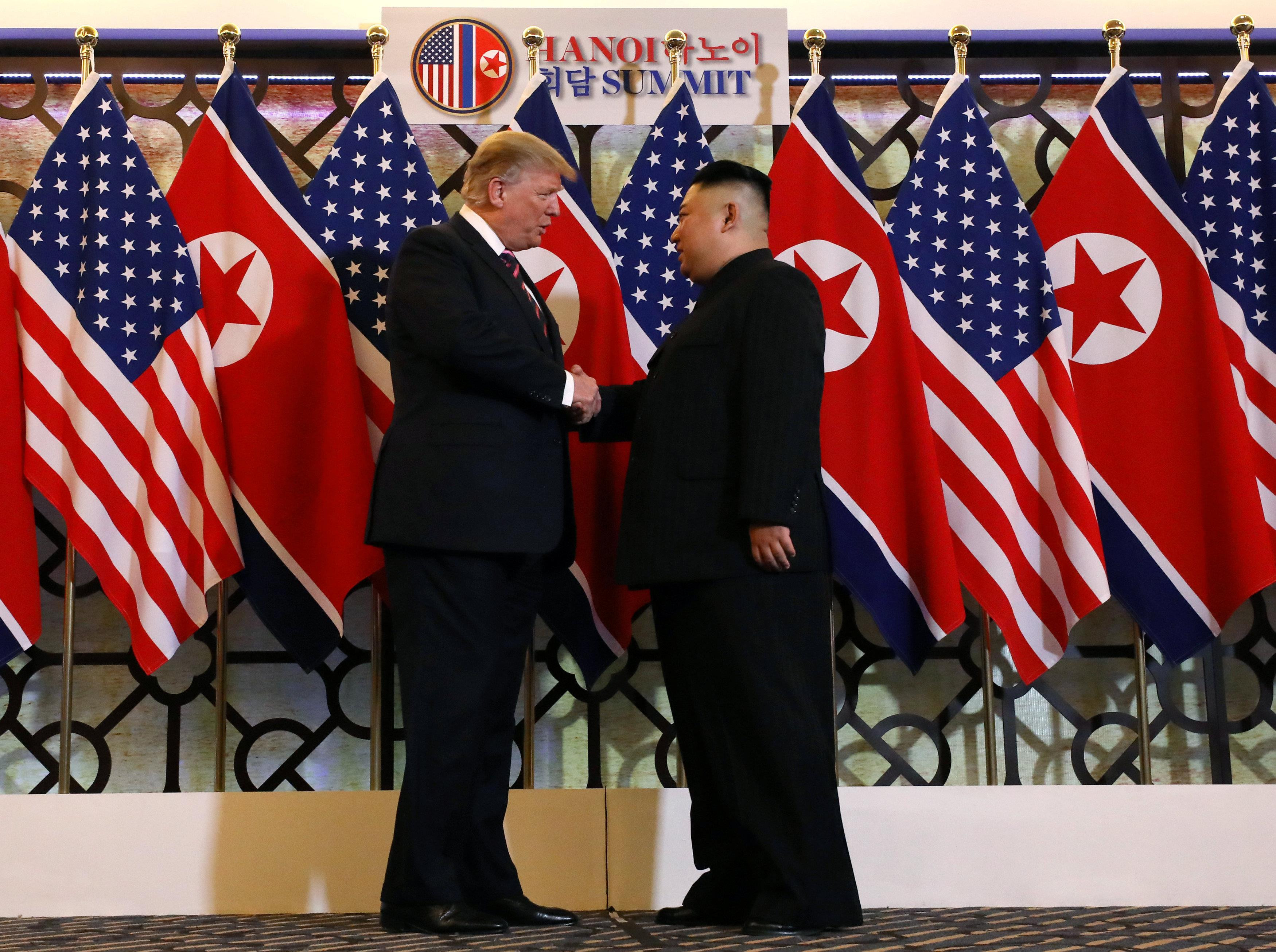Tổng thống Hoa Kỳ Donald Trump và nhà lãnh đạo Triều Tiên Kim Jong Un bắt tay trước cuộc gặp riêng tại Hội nghị thượng đỉnh Mỹ-Triều lần thứ hai, khách sạn Metropole ở Hà Nội, Việt Nam ngày 27 tháng 2 năm 2019