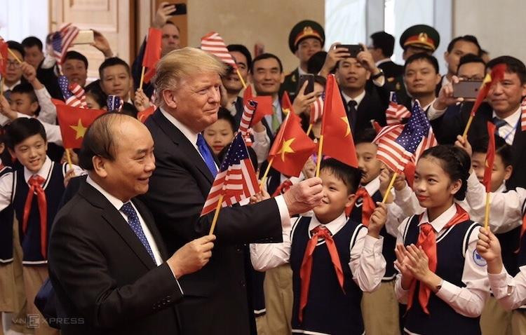 Tổng thống Trump và Thủ tướng Nguyễn Xuân Phúc tại cuộc hội kiến trưa 27.2. Ảnh: Ngọc Thành