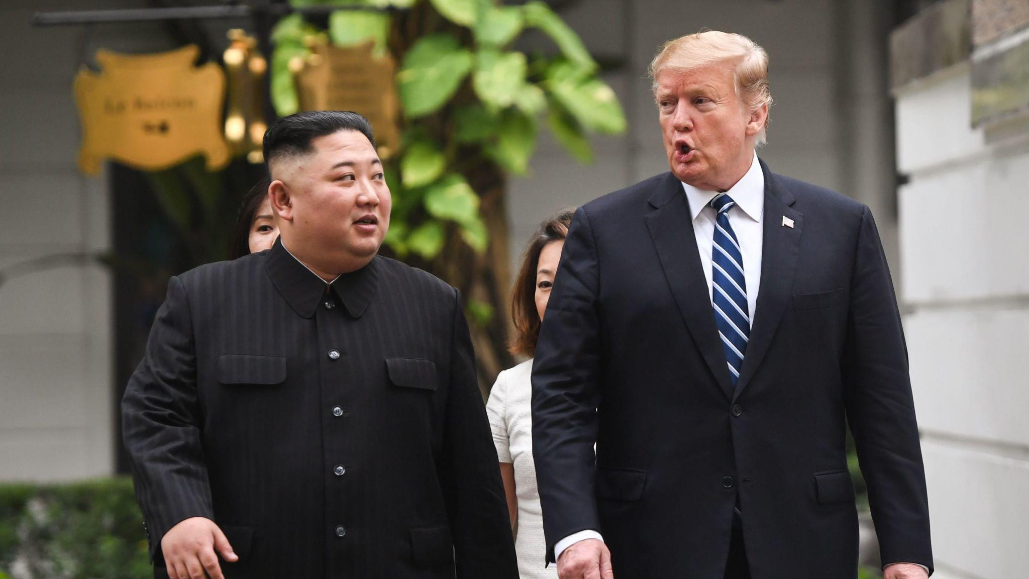Hai nhà lãnh đạo Mỹ và Triều Tiên đi dạo trong khuôn viên khách sạn vào ngày 27/2. Ảnh: Skynews