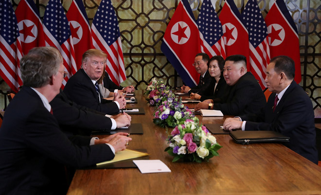 Hai ong Trump, Kim di bo o vuon trong khach san hinh anh 1