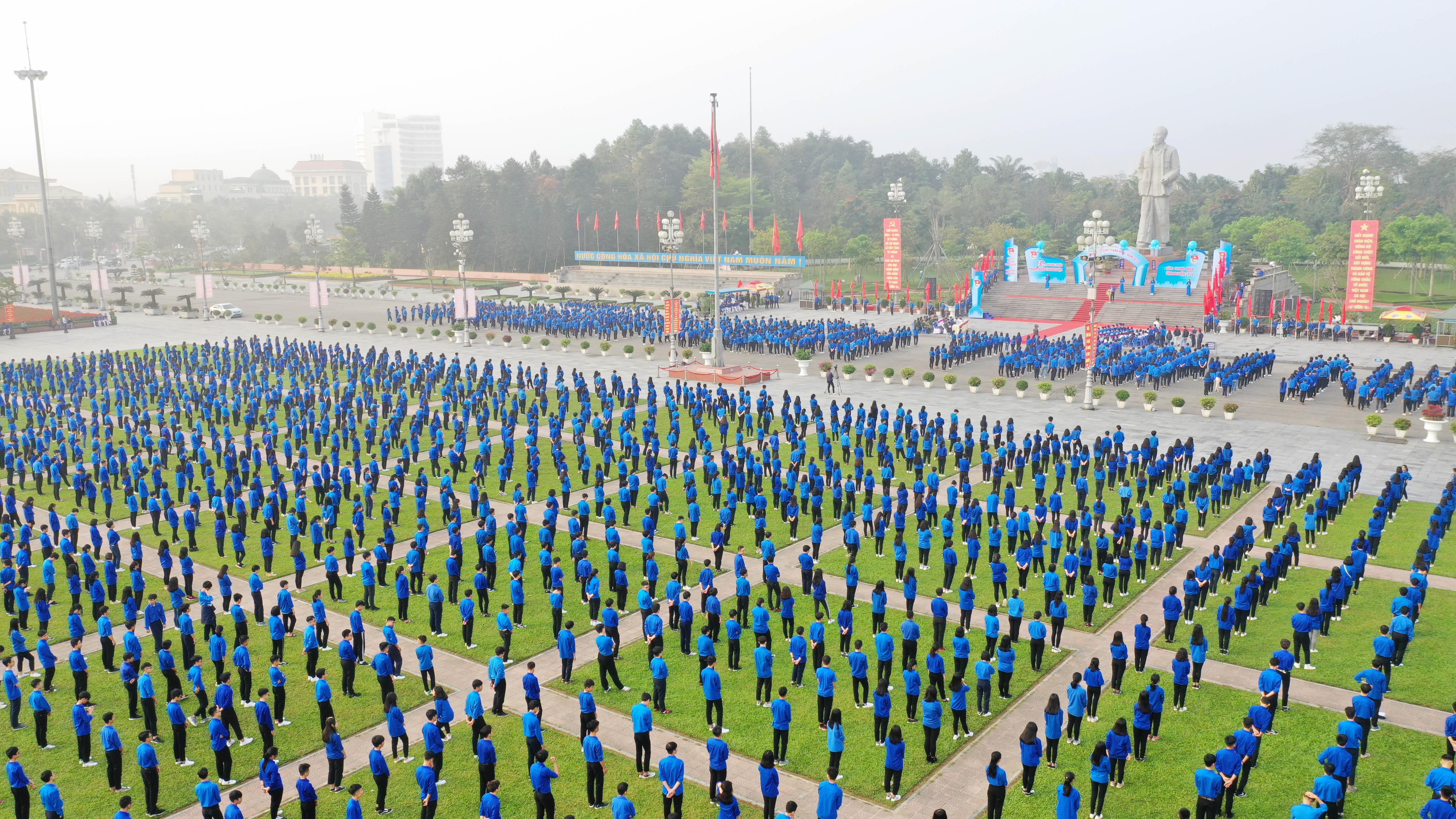 Gần 5.500 đoàn viên thanh niên trên địa bàn thành phố Vinh tham gia lễ phát động tháng thanh niên 2019. Ảnh: Sách Nguyễn