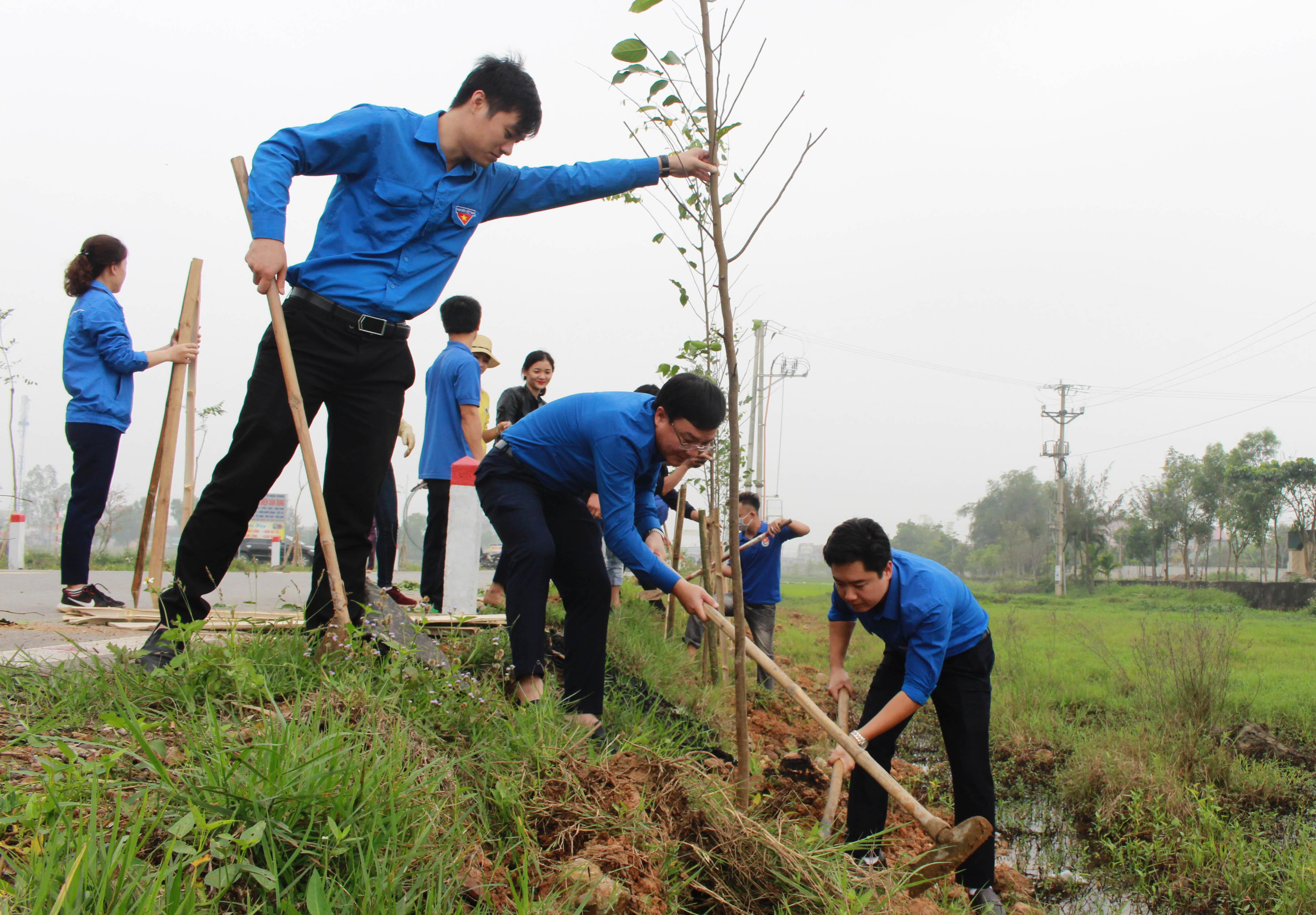Ban thường vụ Tỉnh đoàn tham gia trồng 200 cây cùng các đoàn viên thanh niên huyện Nghi Lộc sau lễ phát động. Ảnh: Phương Thúy