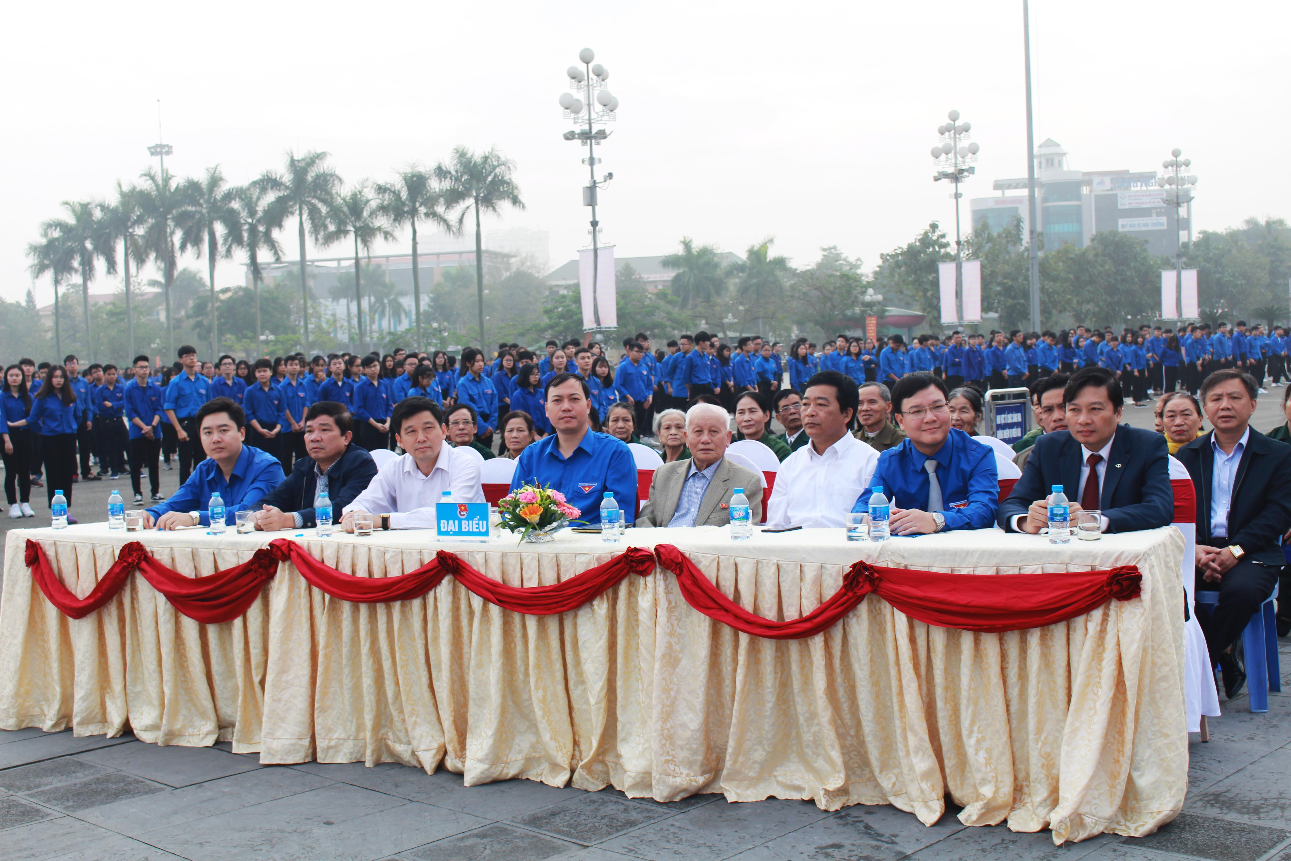 Tham dự buổi lễ có các đồng chí: Lê Hồng Vinh - Ủy viên BTV Tỉnh ủy, Phó Chủ tịch UBND tỉnh; Kha Văn Tám – Phó Trưởng Ban Tuyên giáo Tỉnh ủy; Phạm Tuấn Vinh - Ủy viên BTV Trung ương Đoàn, Bí thư Tỉnh đoàn; diện lãnh đạo một số Sở, ban ngành; cựu chiến binh thanh niên xung phong và hơn 5.500 đoàn viên thanh niên trong toàn tỉnh. Ảnh: Phương Thúy