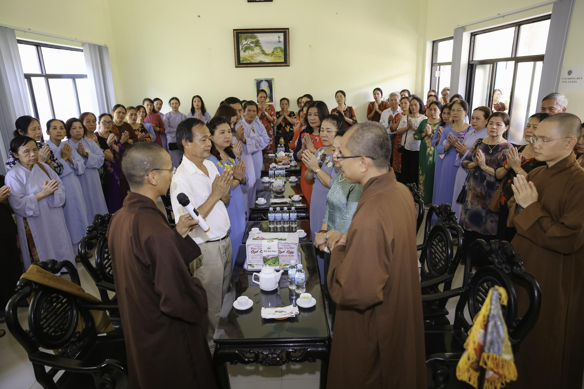 Đoàn phật tử Nghệ An thỉnh giáo các chư tăng tại Học viện Phật giáo Việt Nam ở Huế.