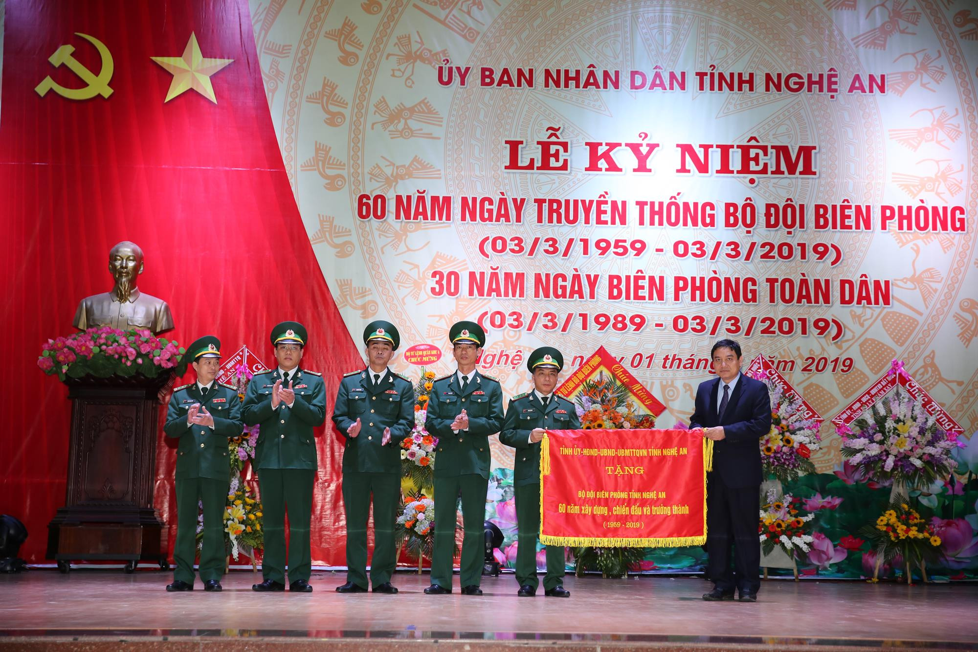 Đồng chí Nguyễn Đắc Vinh trao tặng Bộ đội Biên phòng tỉnh bức trướng nhân dịp kỷ niệm 60 năm truyền thống lực lượng. Ảnh: Đức Anh