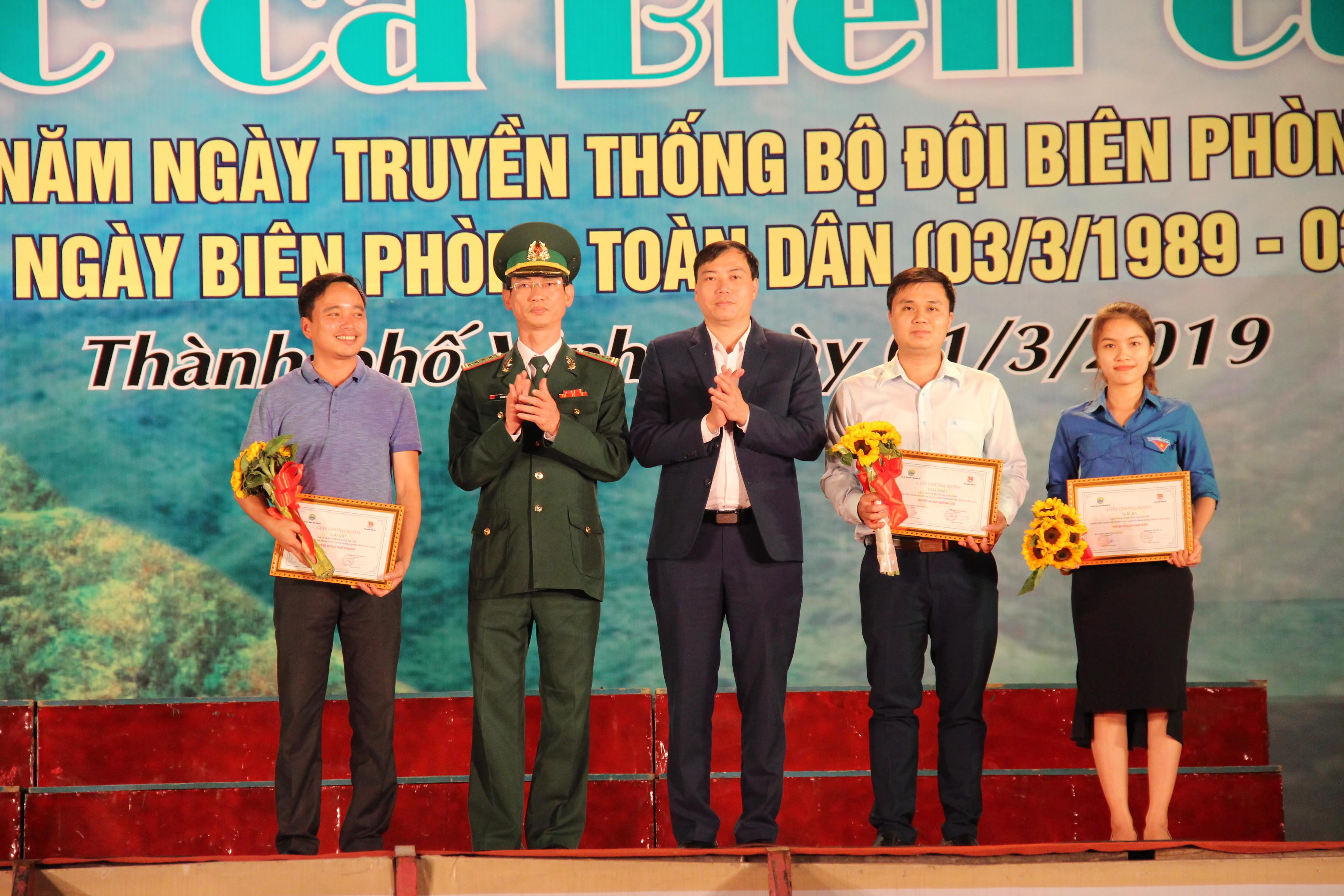 Đại tá Lê Như Cương – Chính ủy Bộ đội Biên phòng tỉnh và đồng chí Chu Đức Thái – Phó Bí thư Tỉnh đoàn trao giải cho các tập thể.