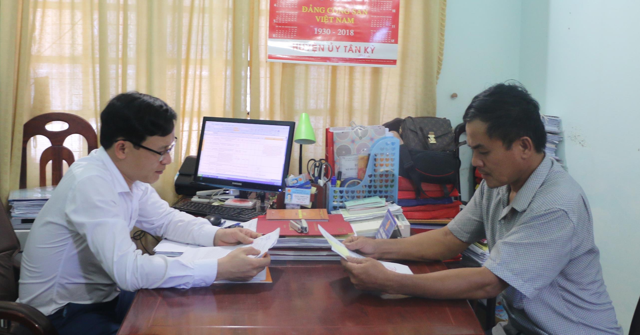 Cán bộ ban tiếp công dân huyện Tân Kỳ trao đổi với người dân. Ảnh tư liệu