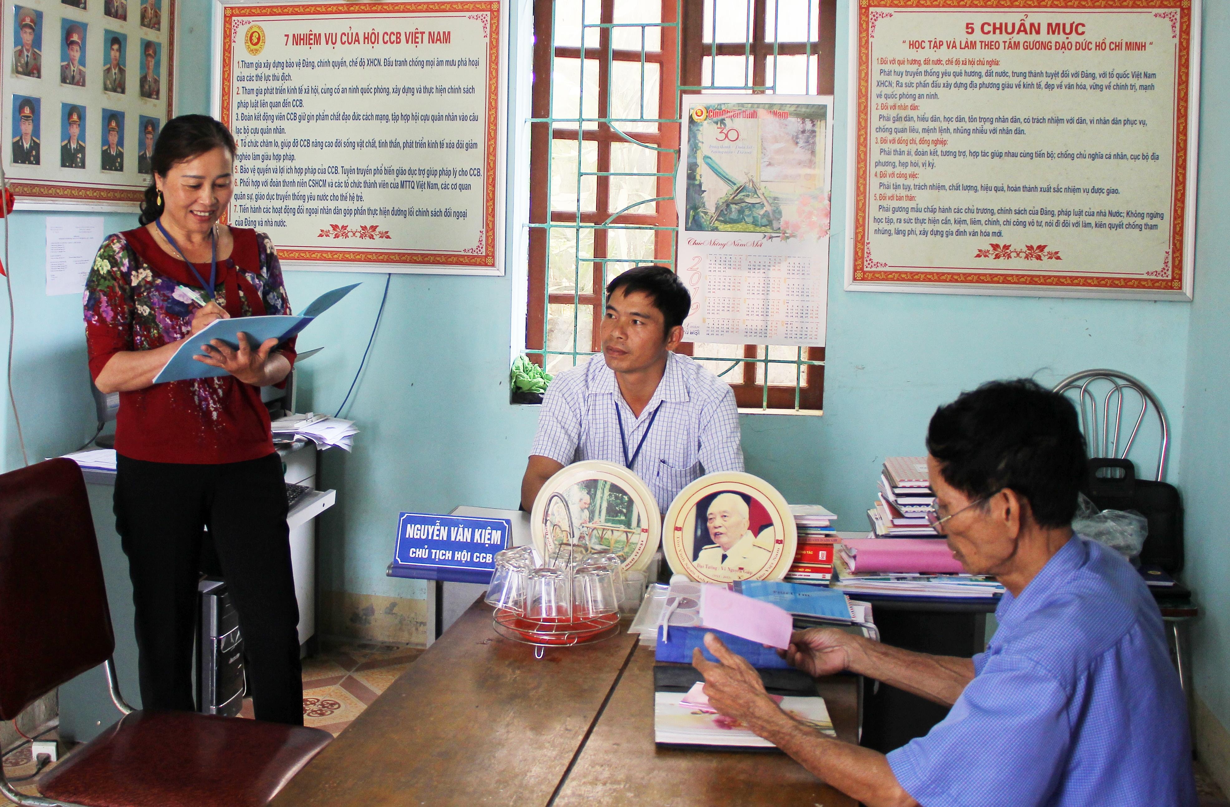 Đều đặn đầu buổi sáng hàng ngày, Phó Bí thư Thường trực Đảng ủy xã Nghĩa Dũng tiến hành điểm danh tại các phòng chuyên môn. Ảnh: Mỹ Nga