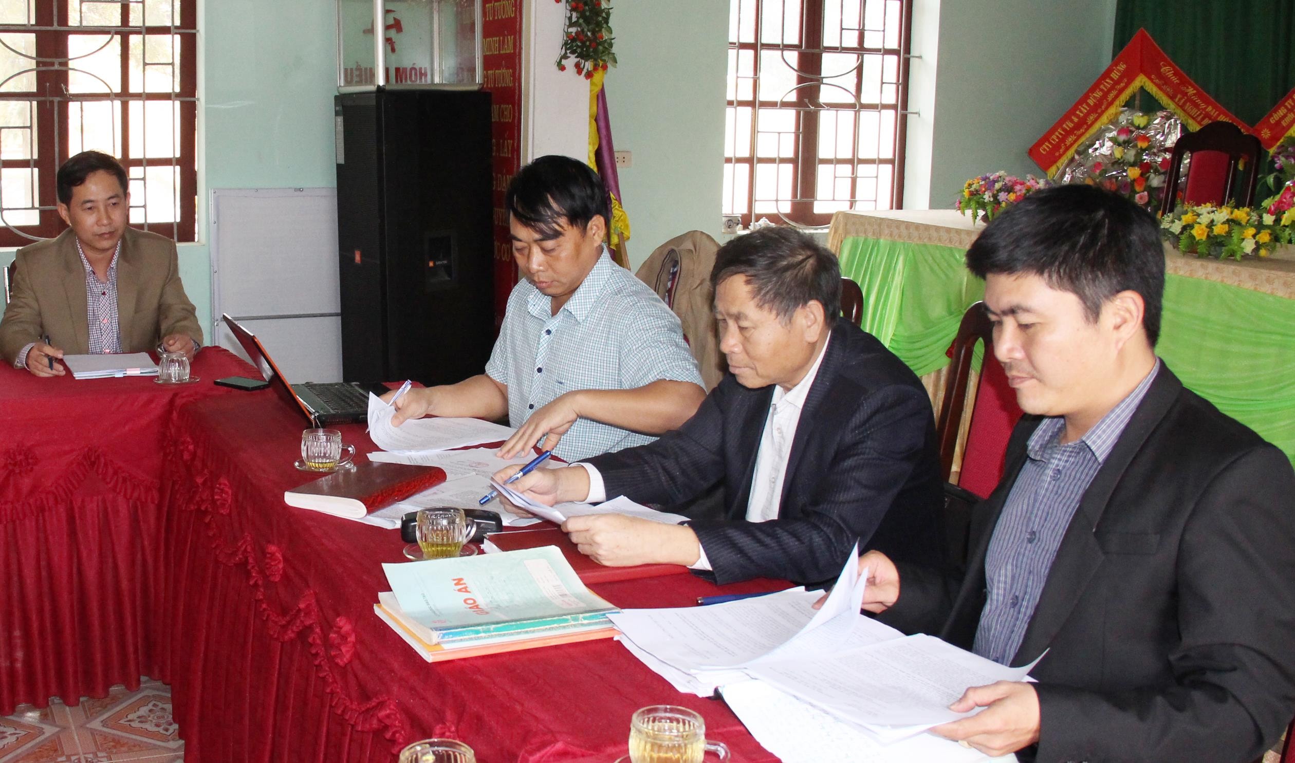 Ủy ban Kiểm tra Huyện ủy Tân Kỳ làm việc với xã Nghĩa Dũng. Ảnh tư liệu