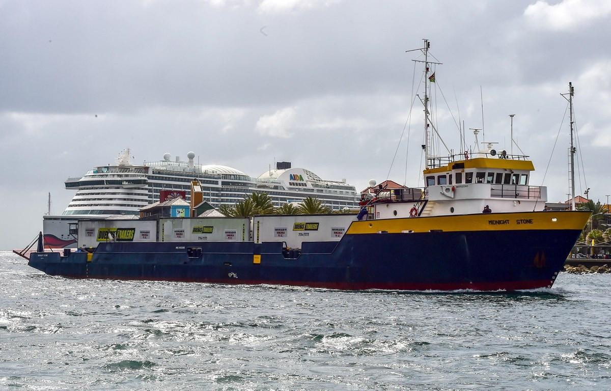 Tàu Midnight Stone từ Puerto Rico chở hàng viện trợ cho Venezuela cập cảng Willemstad, Curaçao, đảo Antilles thuộc Hà Lan ngày 24/2/2019. (Ảnh: AFP/TTXVN)